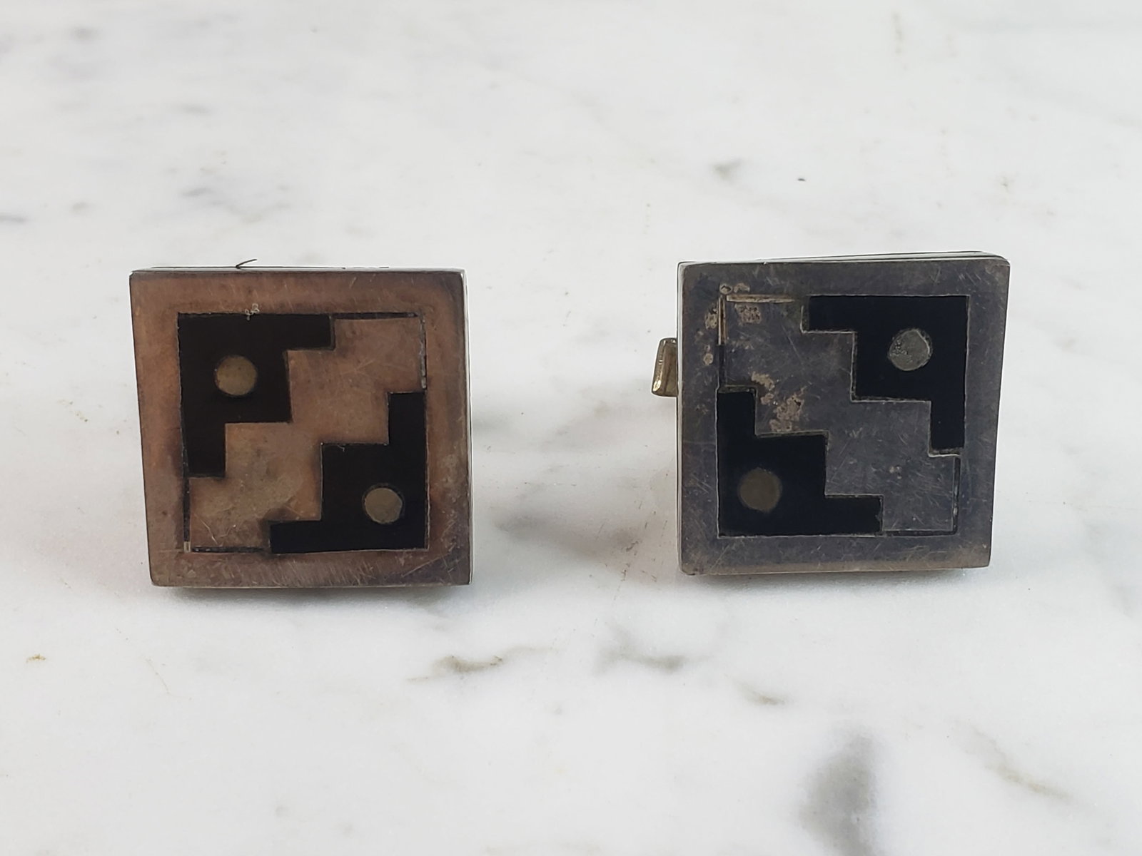Mens Vintage Estate Sterling Silver Modernist Cufflinks: A PAIR OF MEN'S VINTAGE ESTATE STERLING SILVER MODERNIST CUFFLINKS. THE CUFFLINKS WEIGH 17.1g. THE FACE OF THE CUFFLINKS MEASURES 1" LONG BY 1" WIDE. ON ONE CUFFLINK THE CORNER IS COMING APART AS SEEN