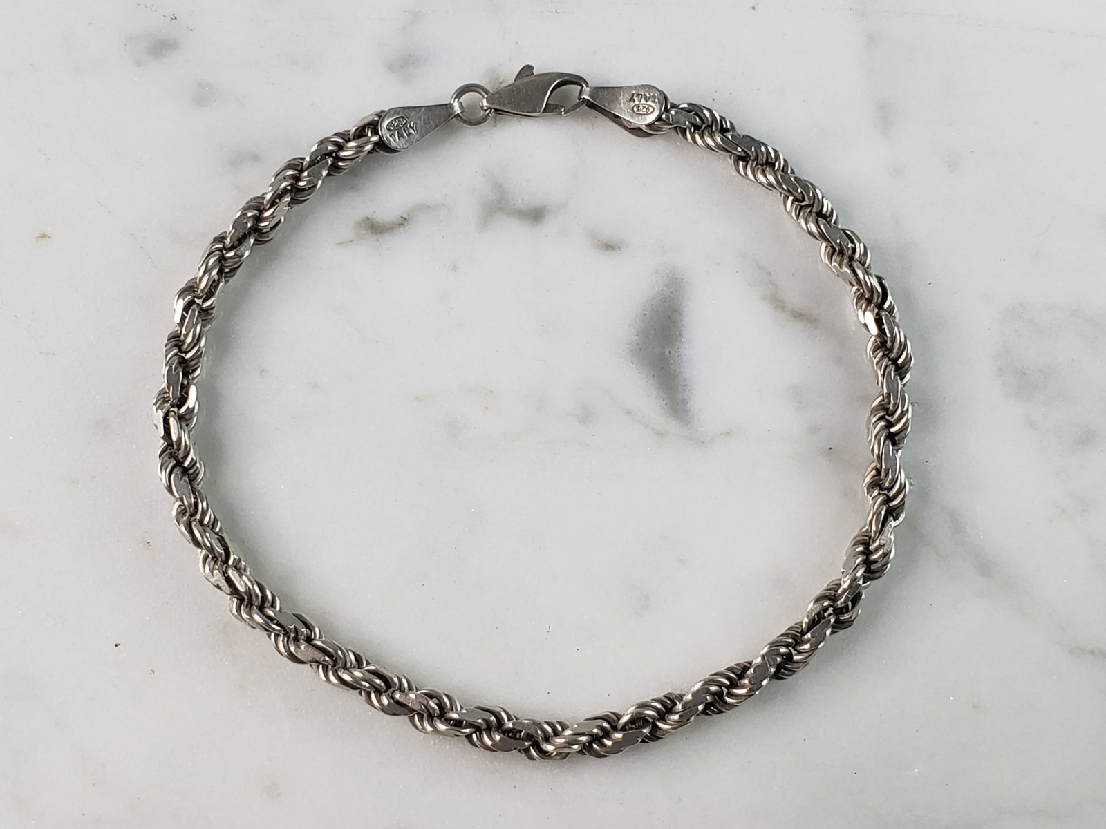 Womens Vintage Estate Sterling Silver Modernist Bracelet: A LOVELY WOMENS VINTAGE ESTATE STERLING SILVER MODERNIST BRACELET. BRACELET MEASURES 8" LONG BY 1/4" WIDE AND WEIGHS 9.1g. THIS WOULD MAKE A LOVELY GIFT FOR THAT SOMEONE SPECIAL. ANY QUESTIONS, PLEASE