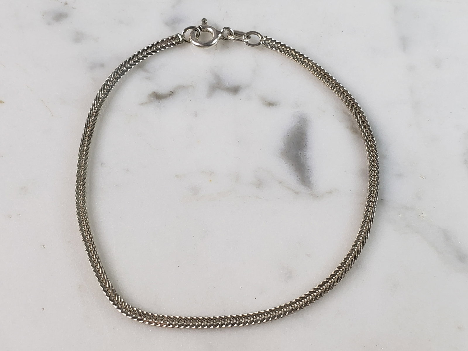 Womens Vintage Estate Sterling Silver Modernist Bracelet: A LOVELY WOMENS VINTAGE ESTATE STERLING SILVER MODERNIST BRACELET. BRACELET MEASURES 7 1/4" LONG BY 1/8" WIDE AND WEIGHS 2.2g. THIS WOULD MAKE A LOVELY GIFT FOR THAT SOMEONE SPECIAL. ANY QUESTIONS, PL