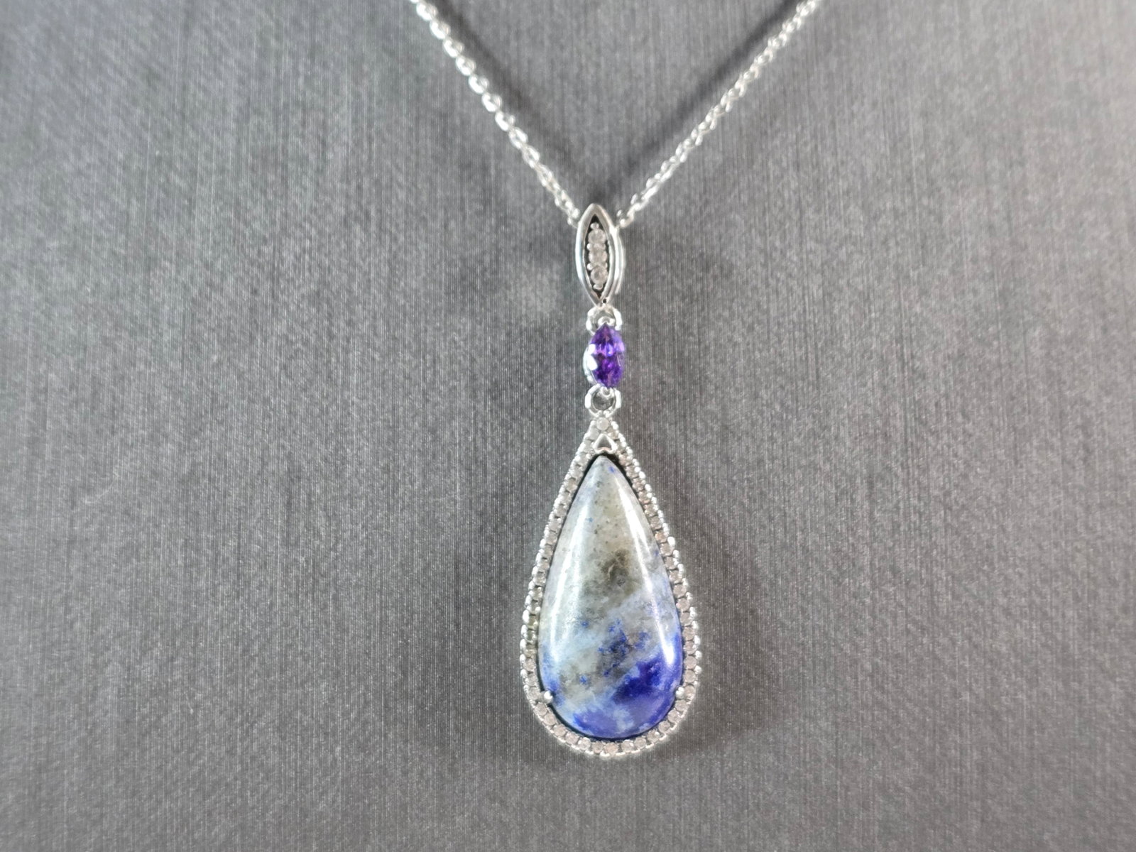 Womens Vintage Estate Sterling Silver Sodalite Pendant & Necklace: A WOMENS VINTAGE ESTATE STERLING SILVER SODALITE PENDANT WITH NECKLACE. THE TOTAL WEIGHT IS 7.4g, PENDANT MEASURES 1 1/4" LONG BY 5/8" WIDE, AND NECKLACE IS 18" LONG. MAKES A GREAT GIFT FOR THAT SPECI