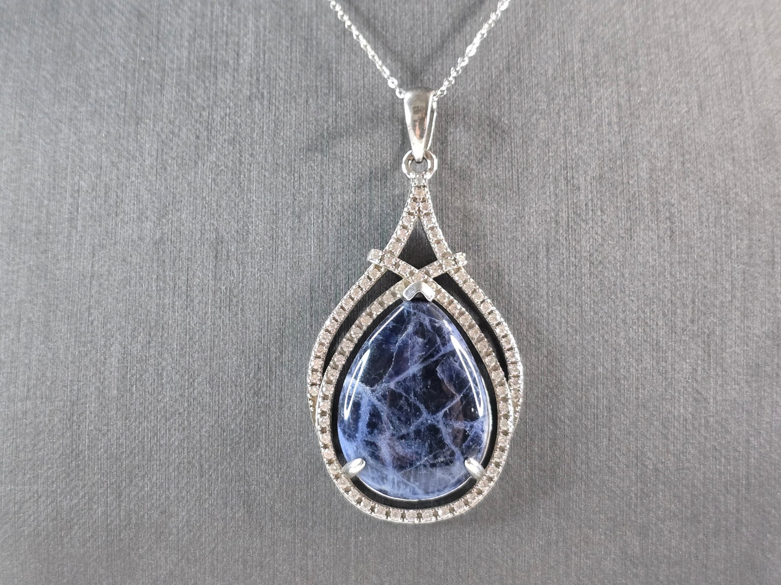 Womens Vintage Estate Sterling Silver Sodalite Pendant & Necklace: A WOMENS VINTAGE ESTATE STERLING SILVER SODALITE PENDANT WITH NECKLACE. THE TOTAL WEIGHT IS 15.6g, PENDANT MEASURES 2 3/8" LONG BY 1 1/4" WIDE, AND NECKLACE IS 18" LONG. MAKES A GREAT GIFT FOR THAT SP