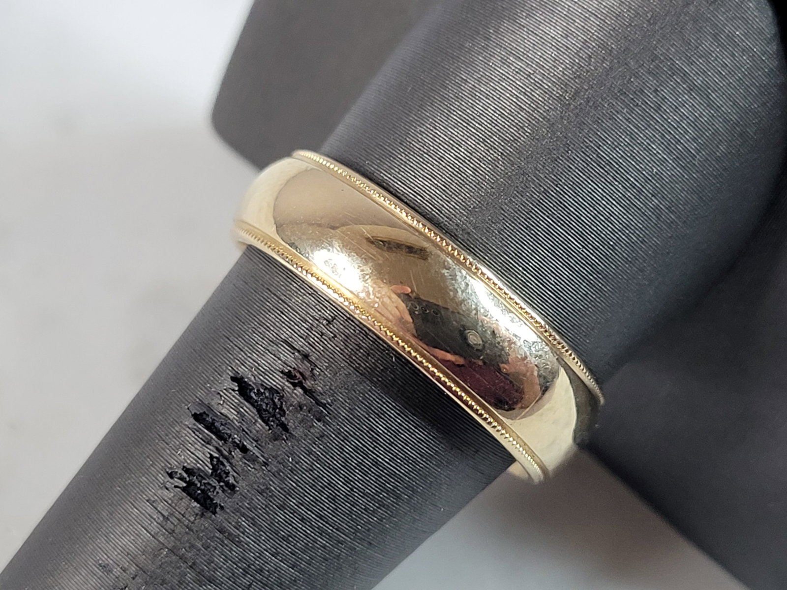 Mens Vintage Estate 14K Yellow Gold Tessler Weiss Wedding Band Ring: A MENS VINTAGE ESTATE 14K YELLOW GOLD WEDDING BAND RING, MADE BY TESSLER WEISS. THE RING WEIGHS 8.3g AND IS A SIZE 10.0. THE WIDTH OF THE RING IS 1/4". RING IS MARKED " TW 14K". THERE IS ALSO SOME PER