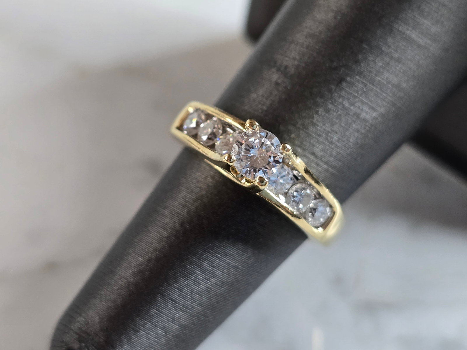 Womens Vintage Estate 14K Yellow Gold Diamond Ring: A WOMENS VINTAGE ESTATE 14K YELLOW GOLD DIAMOND RING. THE RING IS A SIZE 6.0 AND WEIGHS 4.9g. THERE ARE ABOUT 0.82cts OF DIAMONDS. THE WIDTH OF THE RING IS 1/4". THE CENTER DIAMOND ALONE IS ABOUT 0.40