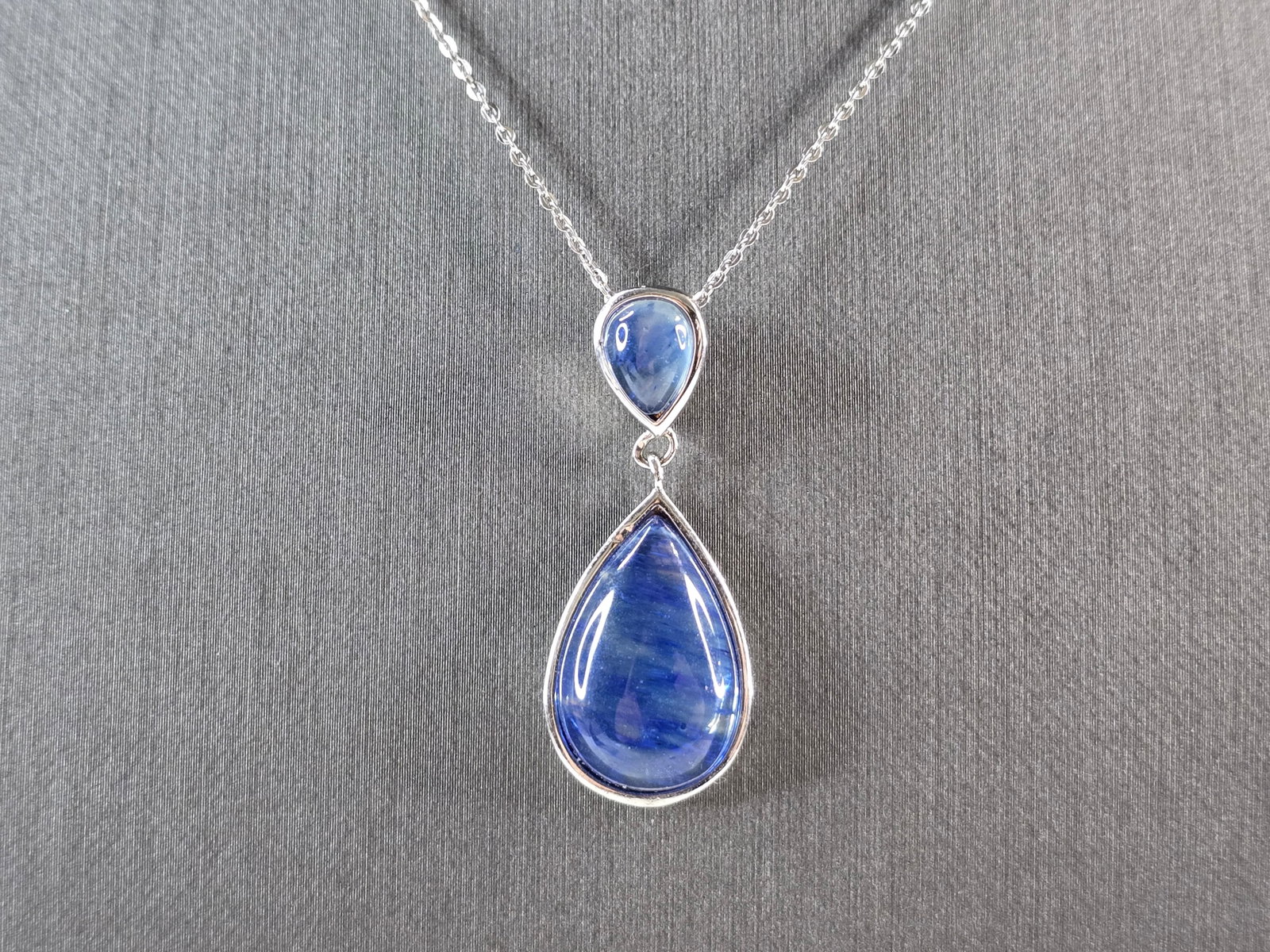 Womens Estate Sterling Silver Blue Cabochon Pendant Necklace: A WOMENS VINTAGE ESTATE STERLING SILVER BLUE CABOCHON PENDANT WITH NECKLACE. THE PENDANT MEASURES 1 3/8" BY 5/8" AND WEIGHS 7.5g. THE NECKLACE MEASURES 18" LONG AND IS ADJUSTABLE TO 16". ANY QUESTIONS