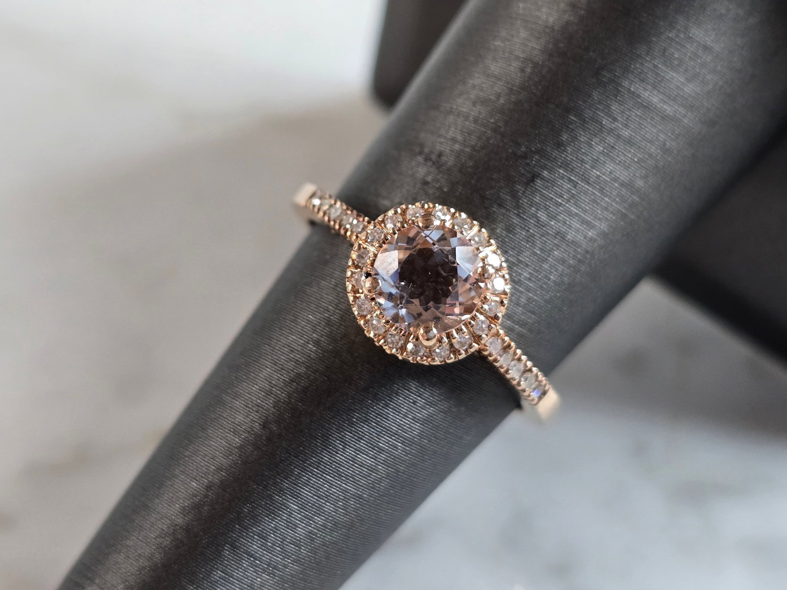 Womens Vintage Estate 14K Rose Gold Quartz Diamond Ring: A WOMENS VINTAGE ESTATE 14K ROSE GOLD RING WITH A ROSE QUARTZ OR MORGANITE COLORED STONE ACCENTED WITH DIAMOND CHIPS. THERE ARE 28 DIAMONDS ACCENTING THE CENTER STONE. THE RING WEIGHS 2.6g, AND IS A S