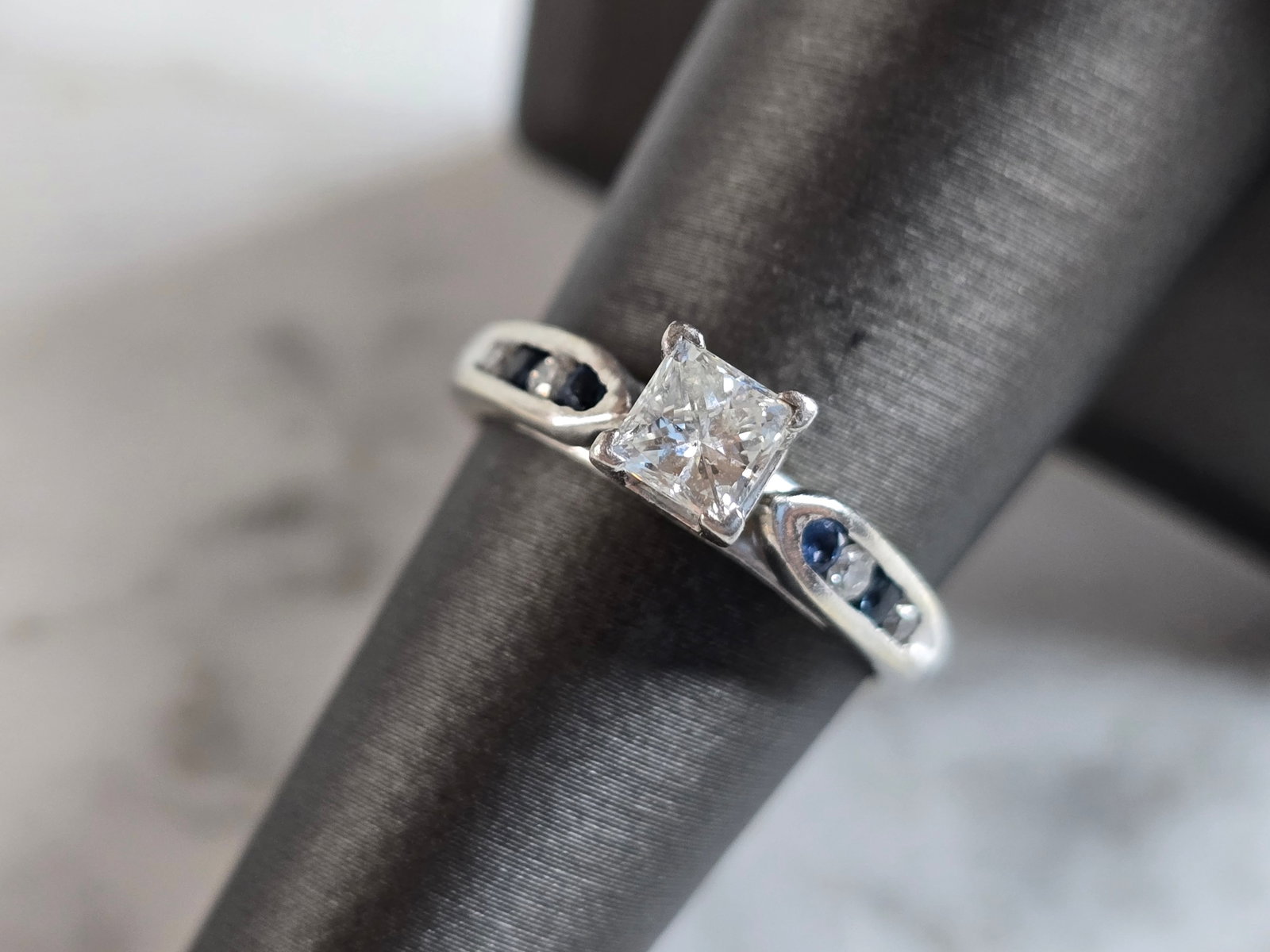 Womens Vintage Estate 14k White Gold Diamond Sapphire Ring: A WOMENS VINTAGE ESTATE 14K WHITE GOLD DIAMOND & SAPPHIRE ENGAGEMENT RING. THE RING WEIGHS 4.3g AND IS A SIZE 7.0. THE CENTER DIAMOND IS ABOUT 0.45cts, AND HAS A MICRO SERIAL #. THE WIDTH OF THE RING 