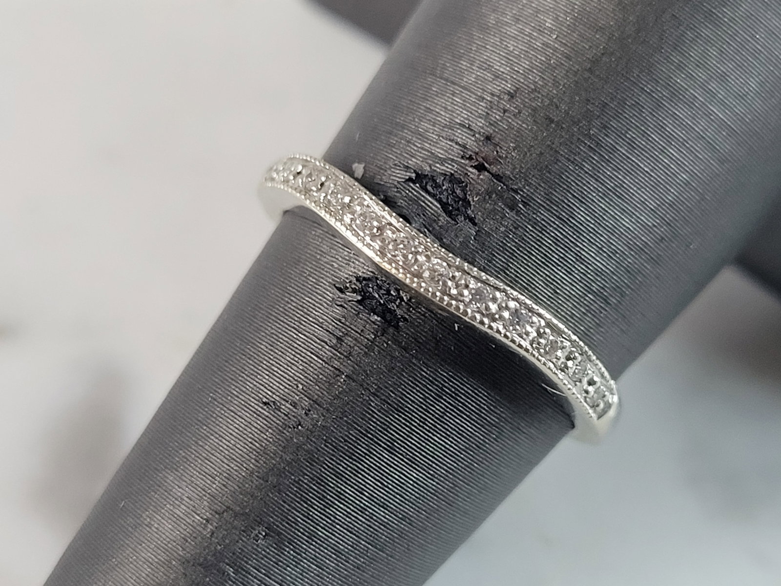Womens Vintage Estate 14k White Gold Diamond Ring: A WOMENS VINTAGE ESTATE 14K WHITE GOLD DIAMOND RING. THE RING WEIGHS 2.4g WITH THE DIAMONDS. THE SIZE OF THE RING IS A 6.5. THE CARAT WEIGHT OF THE DIAMONDS ARE ABOUT .06cts. ANY QUESTIONS PLEASE ASK 