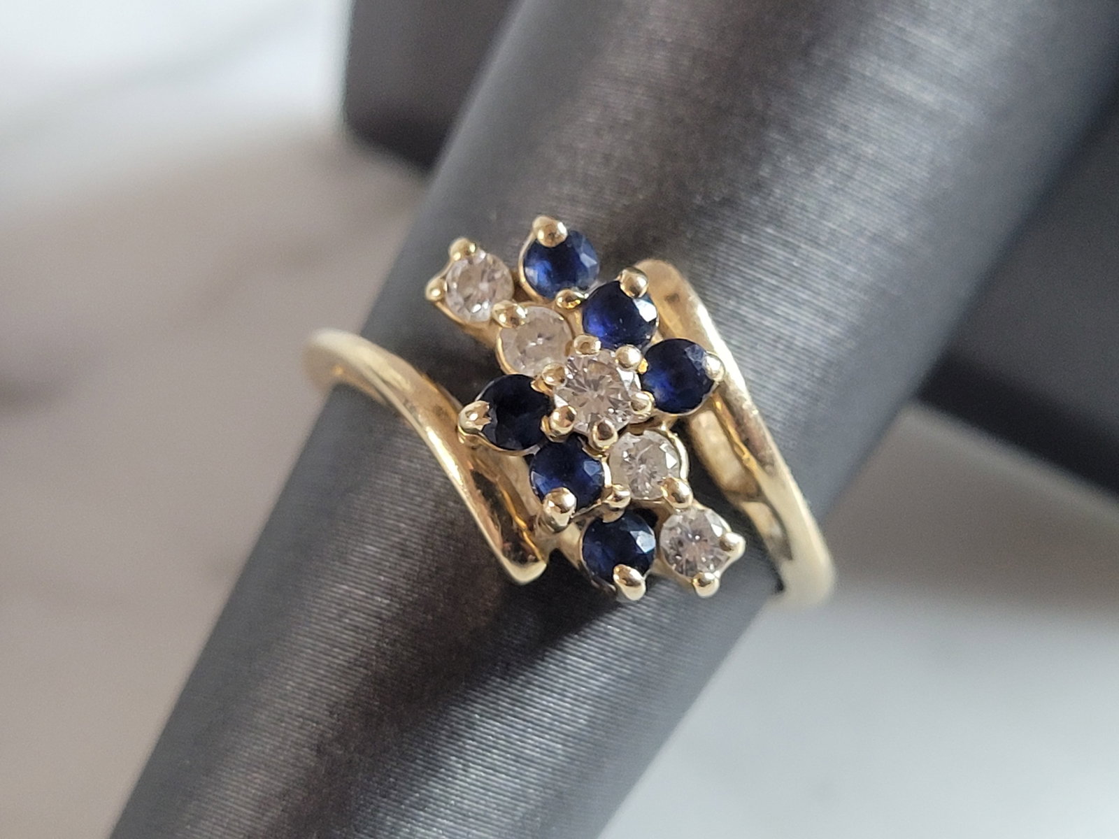 Womens Vintage Estate 14k Yellow Gold Diamond Sapphire Cluster Ring: A WOMENS VINTAGE ESTATE 14K YELLOW GOLD DIAMOND & SAPPHIRE CLUSTER RING. THE RING WEIGHS 3.4g AND IS A SIZE 7.0. THERE ARE ABOUT .50cts OF DIAMONDS. THE WIDTH OF THE RING IS 3/8". RING IS MARKED "14K"