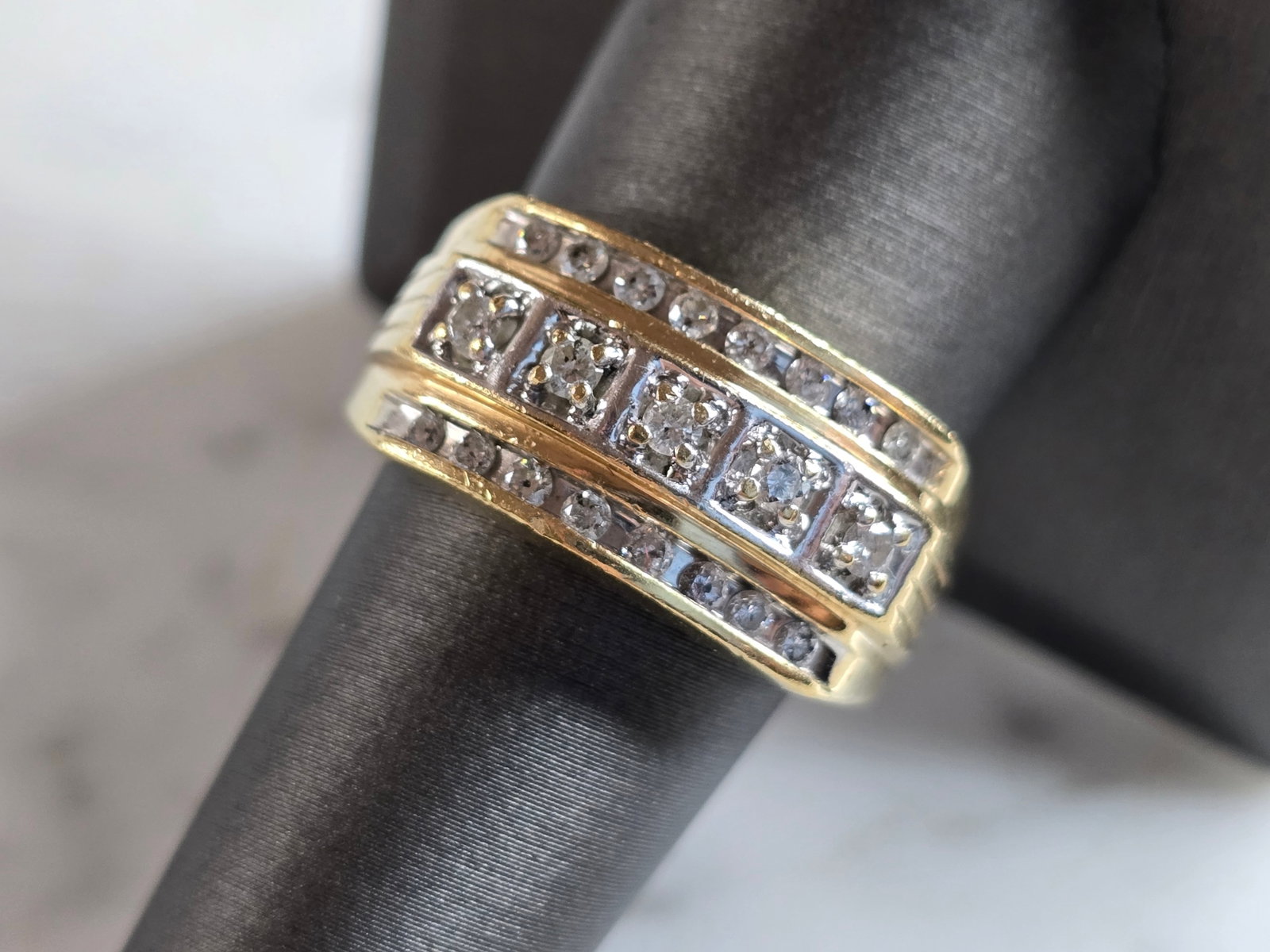 Mens Vintage Estate 14K Yellow Gold Diamond Ring: A MENS VINTAGE ESTATE 14K YELLOW GOLD DIAMOND RING. THE TOTAL WEIGHT IS 8.5g, AND IS A SIZE 9.25. THE WIDTH OF THE RING MEASURES 7/16". THERE ARE ABOUT 0.42cts OF DIAMONDS. RING IS MARKED 14K ON THE I
