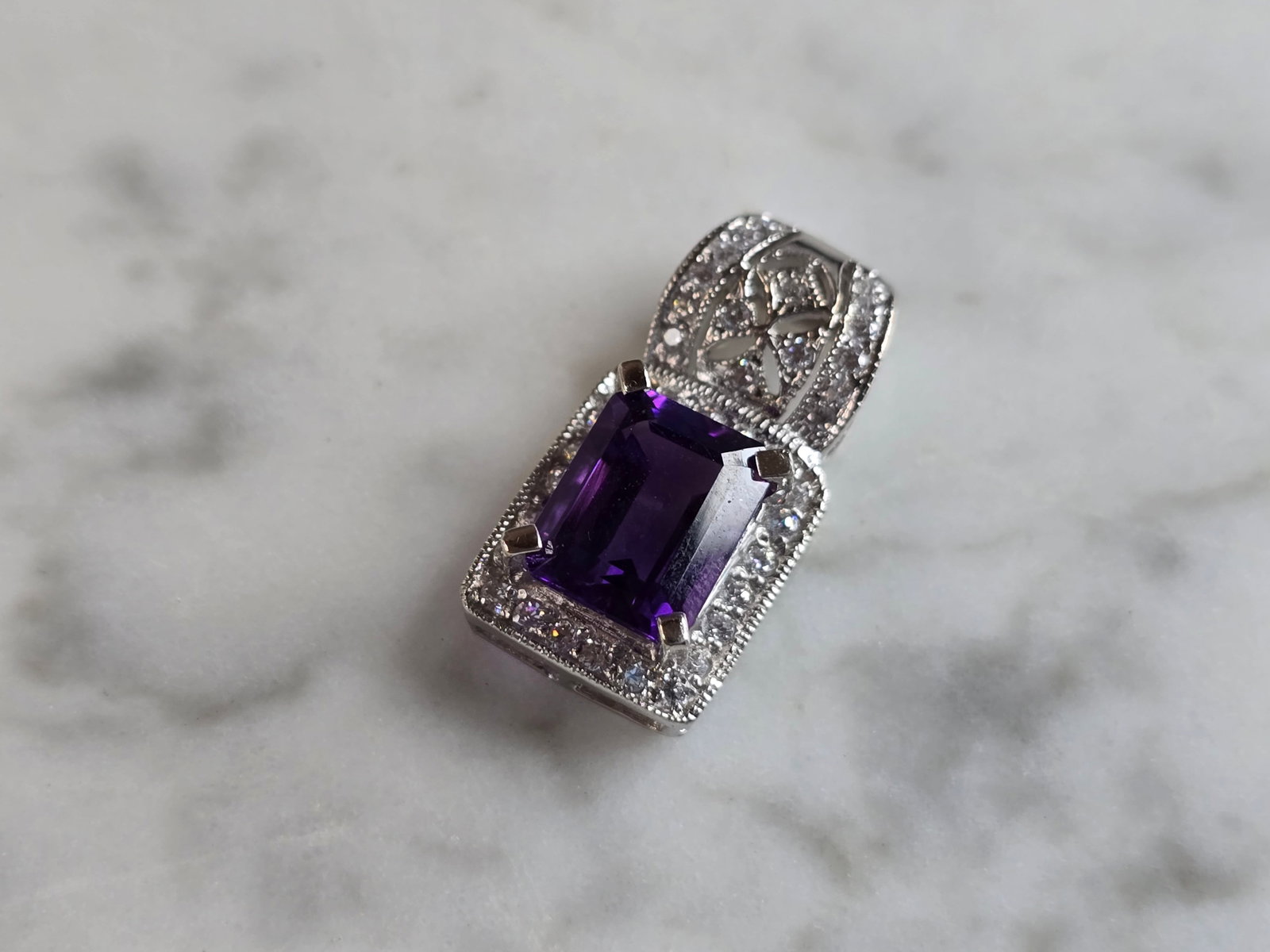 Womens Vintage Estate 14K White Gold Amethyst CZ Pendant: A WOMENS VINTAGE ESTATE 14K WHITE GOLD PENDANT WITH AN AMETHYST COLORED STONE AND CZ. THE PENDANT WEIGHS 3.1g AND MEASURES 3/4" LONG BY 3/8" WIDE. THIS MAKES A WONDERFUL GIFT FOR THAT SOMEONE SPECIAL.