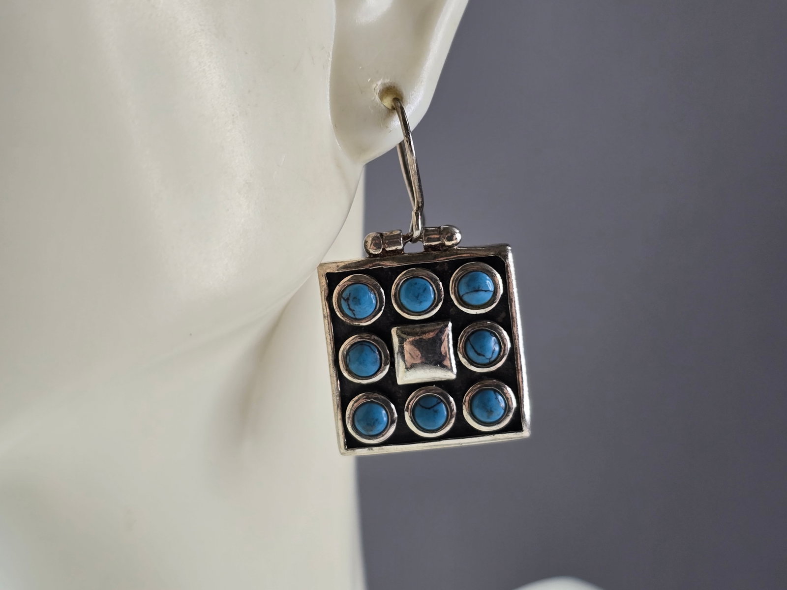 Womens Estate Sterling Silver Southwestern Turquoise Earrings: A WOMENS VINTAGE ESTATE STERLING SILVER SOUTHWESTERN TURQUOISE EARRINGS. EARRINGS WEIGHS 12.8g AND MEASURE 1 1/4" BY 3/4". THIS WOULD MAKE A NICE GIFT FOR THAT SOMEONE SPECIAL. ANY QUESTIONS PLEASE DO