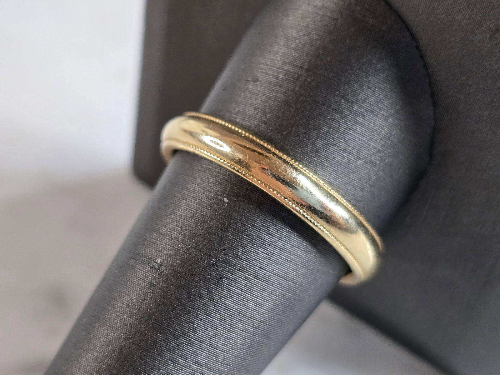 Mens Vintage Estate 14k Yellow Gold Wedding Band Ring: A MENS VINTAGE ESTATE 14K GOLD WEDDING BAND. THE SIZE OF THE RING IS AN 11.0, AND WEIGHS 5.8g. THE WIDTH OF THE BAND IS 1/8". RING IS STAMPED "14K". ANY QUESTIONS PLEASE DO NOT HESITATE TO ASK. BE SUR