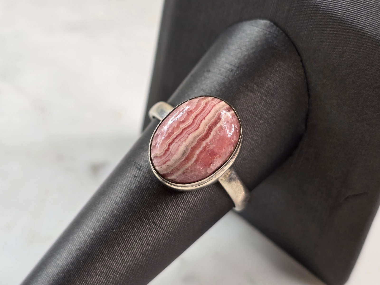 Womens Vintage Estate Sterling Silver Rhodochrosite Ring: FOR SALE IS THIS WONDERFUL WOMENS VINTAGE ESTATE STERLING SILVER RHODOCHROSITE RING. THE RING WEIGHS 5.0g, AND IS A SIZE 10.5. THE LENGTH OF THE RING IS 5/8". ANY QUESTIONS PLEASE DO NOT HESITATE TO A
