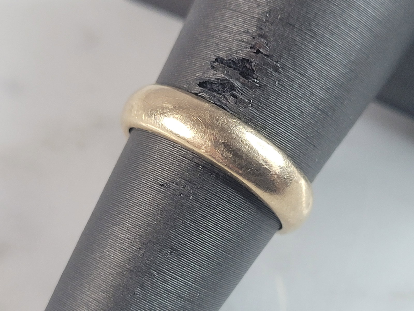 Womens Vintage Estate 14k Yellow Gold Wedding Band Ring: A WOMENS VINTAGE ESTATE 14K GOLD WEDDING BAND. THE SIZE OF THE RING IS A 6.0, AND WEIGHS 4.1g. THE WIDTH OF THE BAND IS 1/8". RING IS STAMPED "14K, PERFECT LOVE". ANY QUESTIONS PLEASE DO NOT HESITATE 