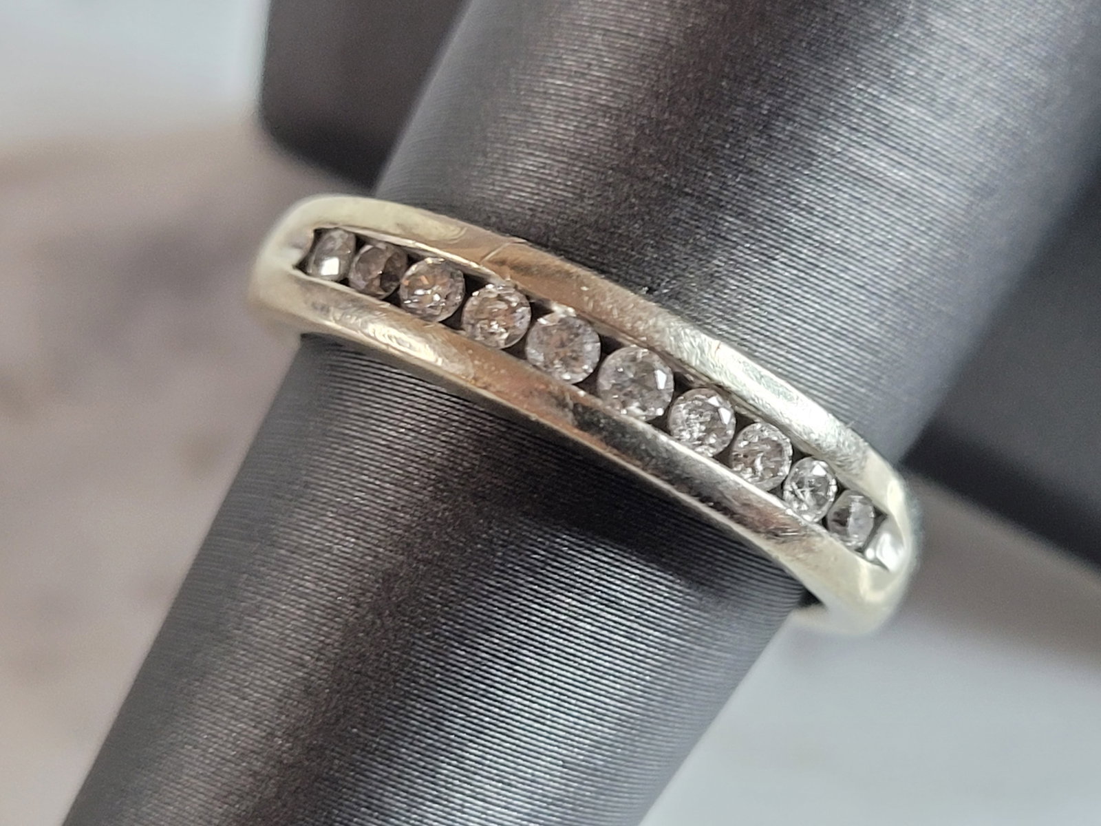 Womens Vintage Estate 10K White Gold Diamond Ring: A WOMENS VINTAGE ESTATE 10K WHITE GOLD DIAMOND RING. THERE ARE ABOUT .20cts OF DIAMONDS IN THIS RING. THE TOTAL WEIGHT IS 4.7g, AND IS A SIZE 8.25. THE WIDTH OF THE RING IS 3/16". ANY QUESTIONS PLEASE