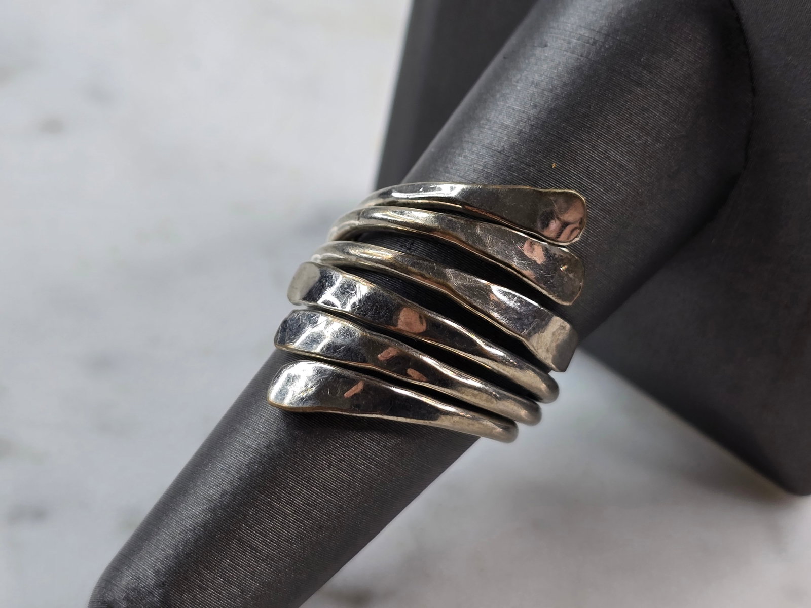 Womens Estate Sterling Silver Modernist Ring: A WOMENS ESTATE STERLING SILVER MODERNIST RING. THE RING IS A SIZE 7.0, AND WEIGHS 6.3g. THE LENGTH OF RING MEASURES 1 1/8". THE RING MAKES A BEAUTIFUL GIFT FOR THAT SOMEONE SPECIAL. ANY QUESTIONS, PL