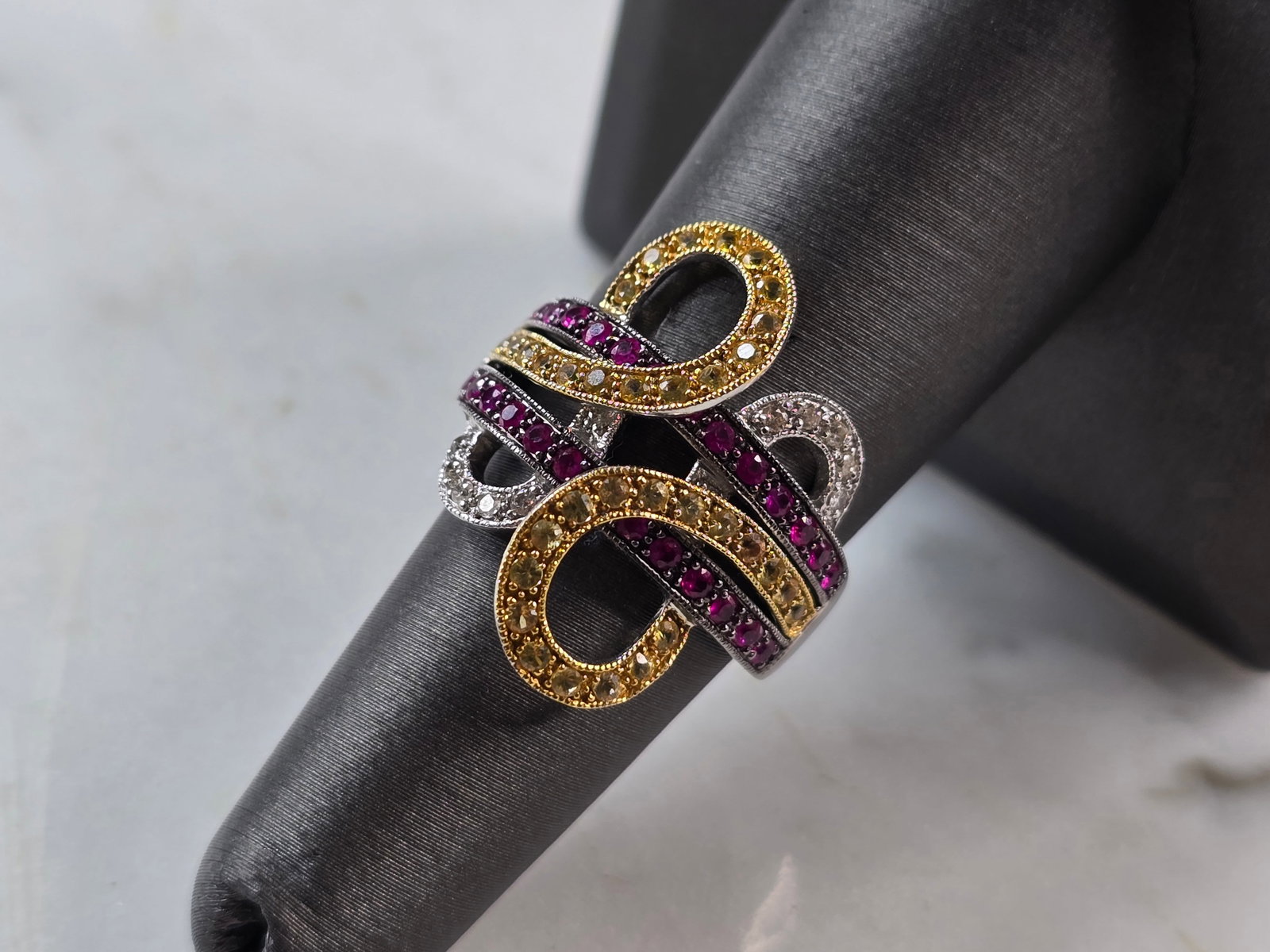 Womens Vintage Estate 14K White Gold Modernist Topaz & Diamond Ring: A WOMENS VINTAGE ESTATE 14K WHITE GOLD RING WITH PINK & YELLOW TOPAZ COLORED STONES ACCENTED WITH DIAMONDS. NOT SURE IF THE TOPAZ STONES ARE NATURAL OR MANMADE. THE TOTAL WEIGHT IS 5.3g, AND IS A SIZE