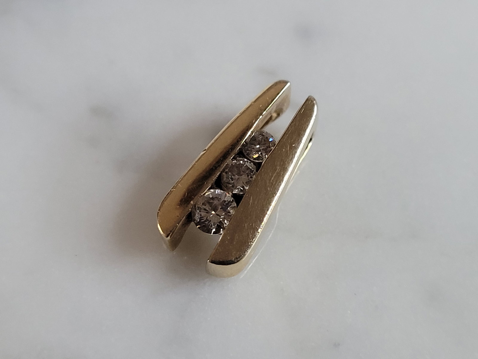Womens Vintage Estate 14K Gold Diamond Pendant: A WOMENS VINTAGE ESTATE 14K GOLD DIAMOND PENDANT. THE PENDANT WEIGHS 2.1g, AND MEASURES 1/2" LONG BY 1/4" WIDE. THERE ARE ABOUT .25cts OF DIAMONDS. MAKES A GREAT GIFT FOR THAT SOMEONE SPECIAL. IF ANY 