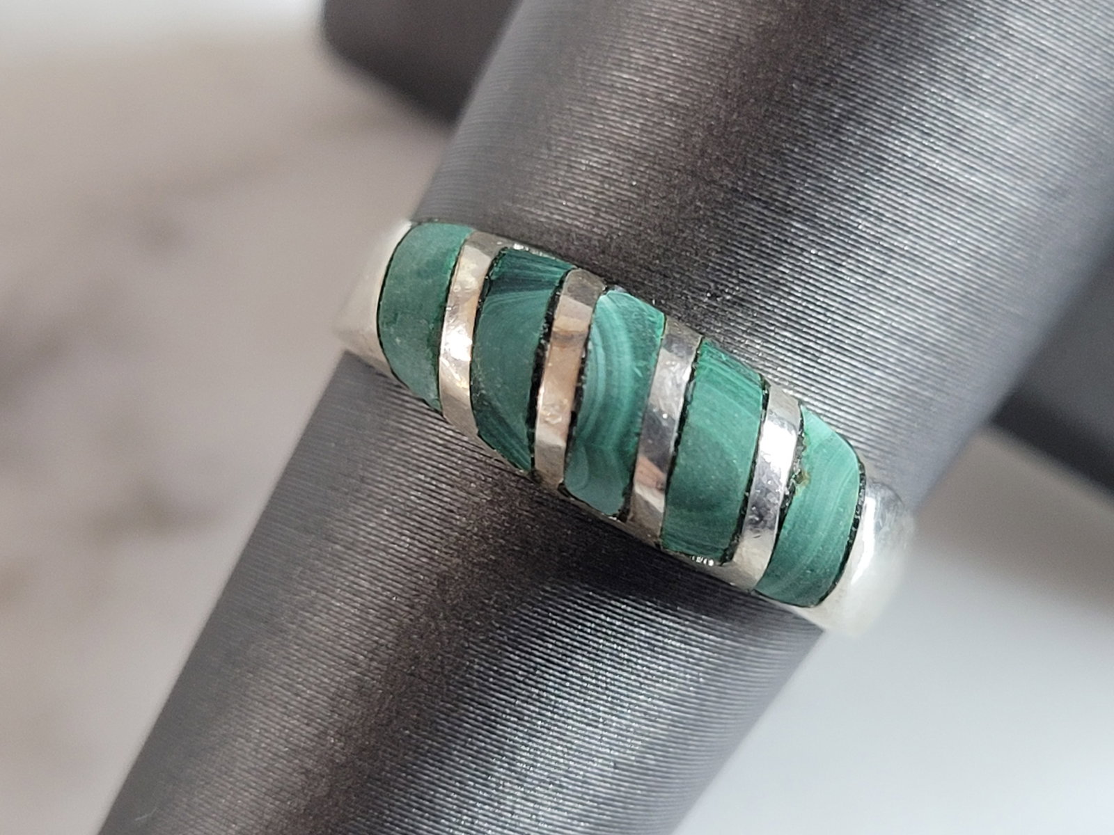 Womens Vintage Estate Sterling Silver Malachite Ring: A WOMENS VINTAGE ESTATE STERLING SILVER MALACHITE RING. RING WEIGHS 3.7g, AND IS A SIZE 8.0. THE WIDTH OF THE RING IS 3/16". ANY QUESTIONS PLEASE DON'T HESITATE TO ASK. THIS MAKES A GREAT GIFT FOR THA