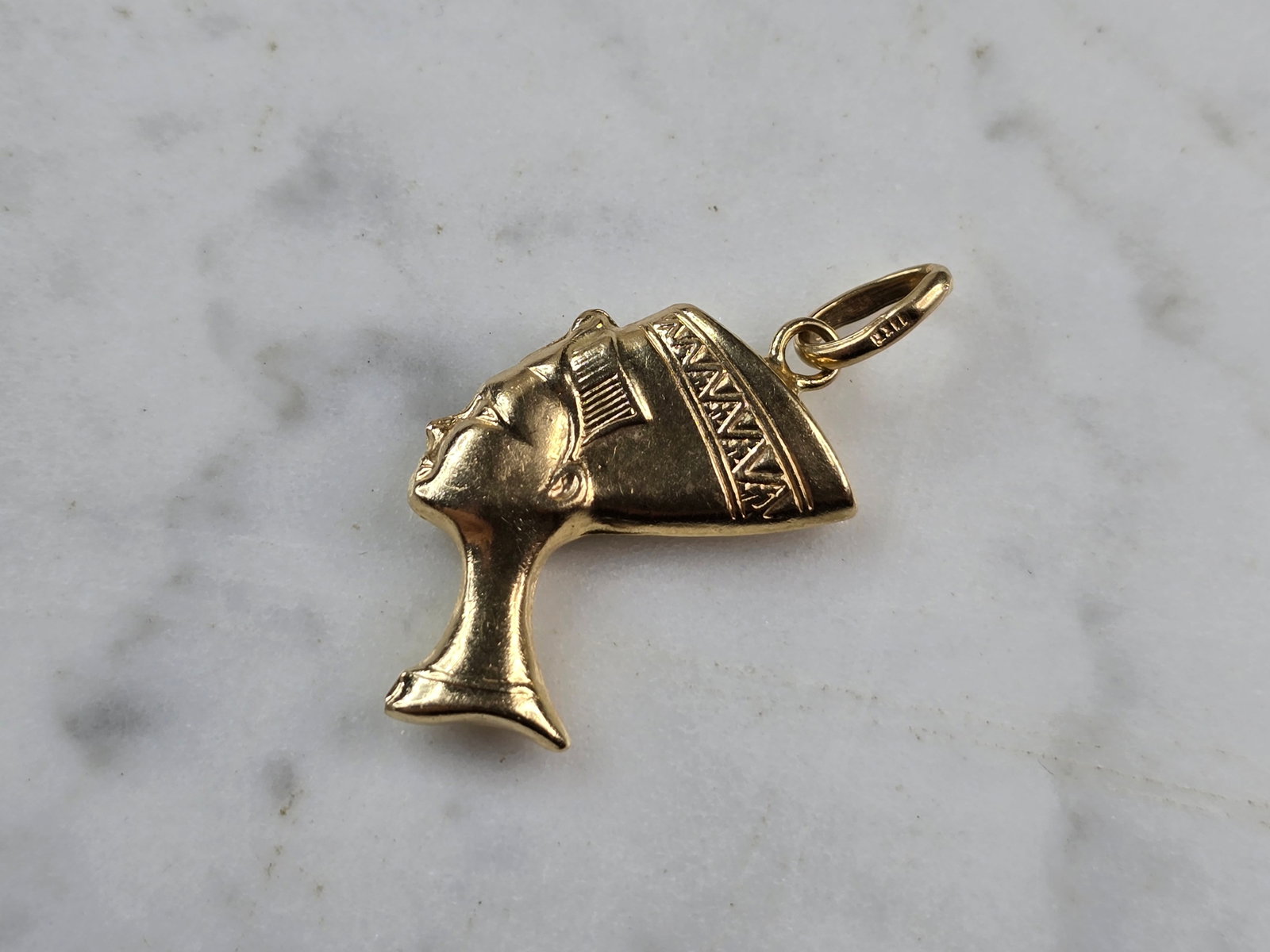 Womens Vintage Estate 14K Yellow Gold Queen Nefertiti Pendant: A WOMENS VINTAGE ESTATE 14K YELLOW GOLD QUEEN NEFERTITI PENDANT. THE PENDANT WEIGHS 2.0g AND MEASURES 1 1/4" LONG BY 3/4" WIDE. MAKES A LOVELY GIFT FOR THAT SOMEONE SPECIAL. ANY QUESTIONS, PLEASE ASK.