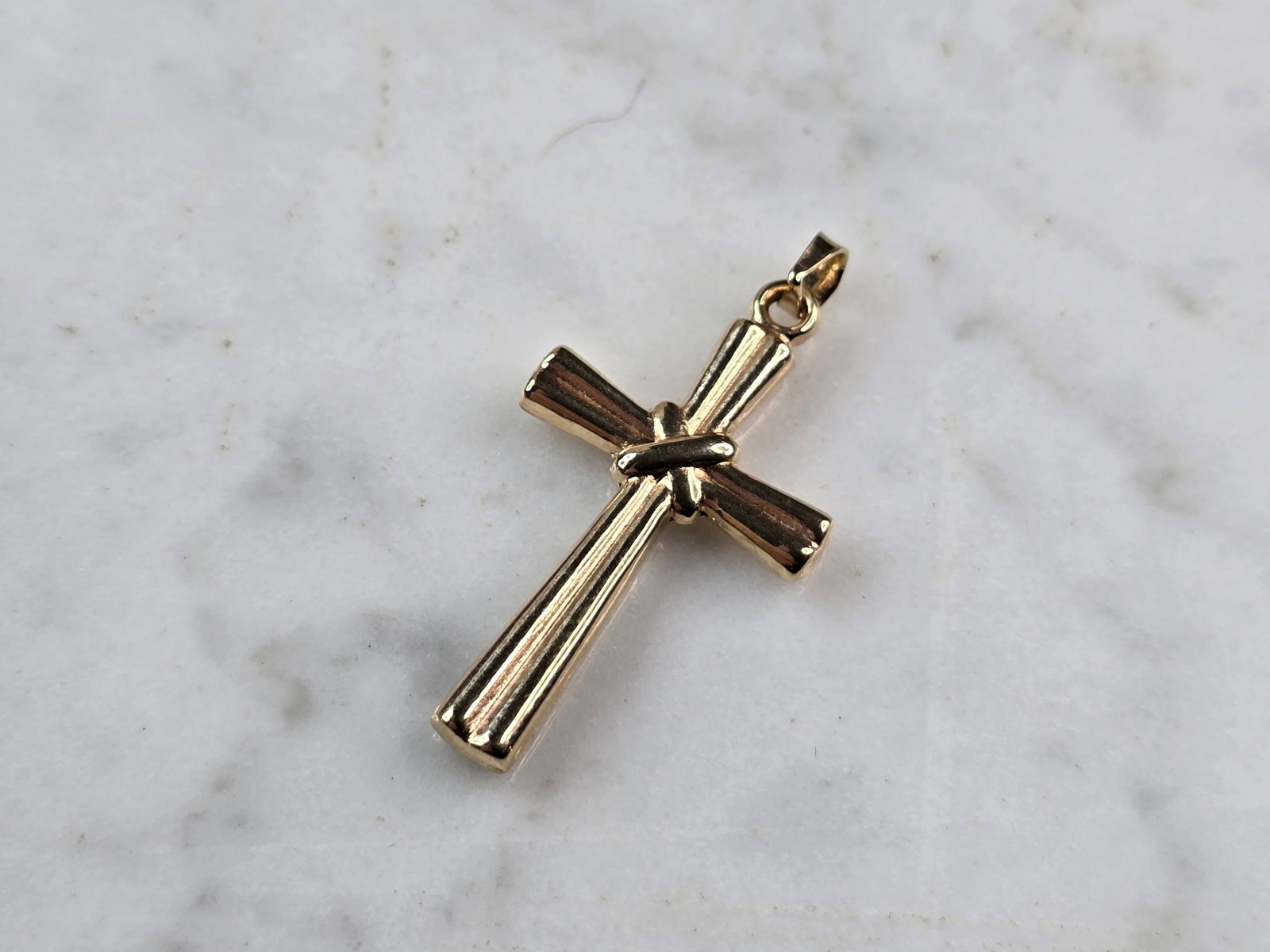 Womens Vintage Estate 10k Yellow Gold Religious Cross Pendant: A WOMENS VINTAGE ESTATE 10K YELLOW GOLD RELIGIOUS CROSS PENDANT . THE PENDANT WEIGHS 0.9g, AND MEASURES 1 1/8" LONG BY 5/8" WIDE. ANY QUESTIONS PLEASE DONT HESITATE TO ASK. BE SURE TO CHECK OUT SOME O