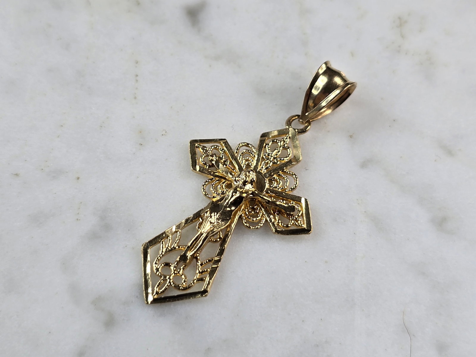 Womens Vintage Estate 10K Yellow Gold Religious Cross Pendant: A WOMENS VINTAGE ESTATE 10K YELLOW GOLD RELIGIOUS CROSS PENDANT. THE PENDANT WEIGHS 1.6g AND MEASURES 1 1/2" LONG BY 3/4" WIDE. MAKES A GREAT GIFT FOR THAT SOMEONE SPECIAL. ANY QUESTIONS, PLEASE ASK. 