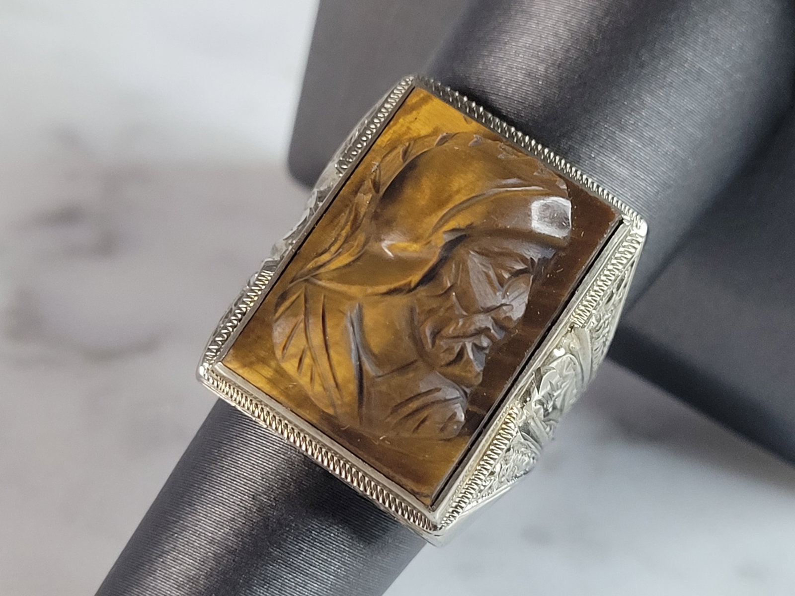 Mens Vintage Estate 10K White Gold Roman Soldier Cameo Ring: A MENS VINTAGE 10K WHITE GOLD ROMAN SOLDIER RING. RING WEIGHS 9.4g AND IS A SIZE 7.75. THE WIDTH OF THE RING IS 7/8". RING IS MARKED ON THE INSIDE OF THE BAND. ANY QUESTIONS PLEASE DONT HESITATE TO AS