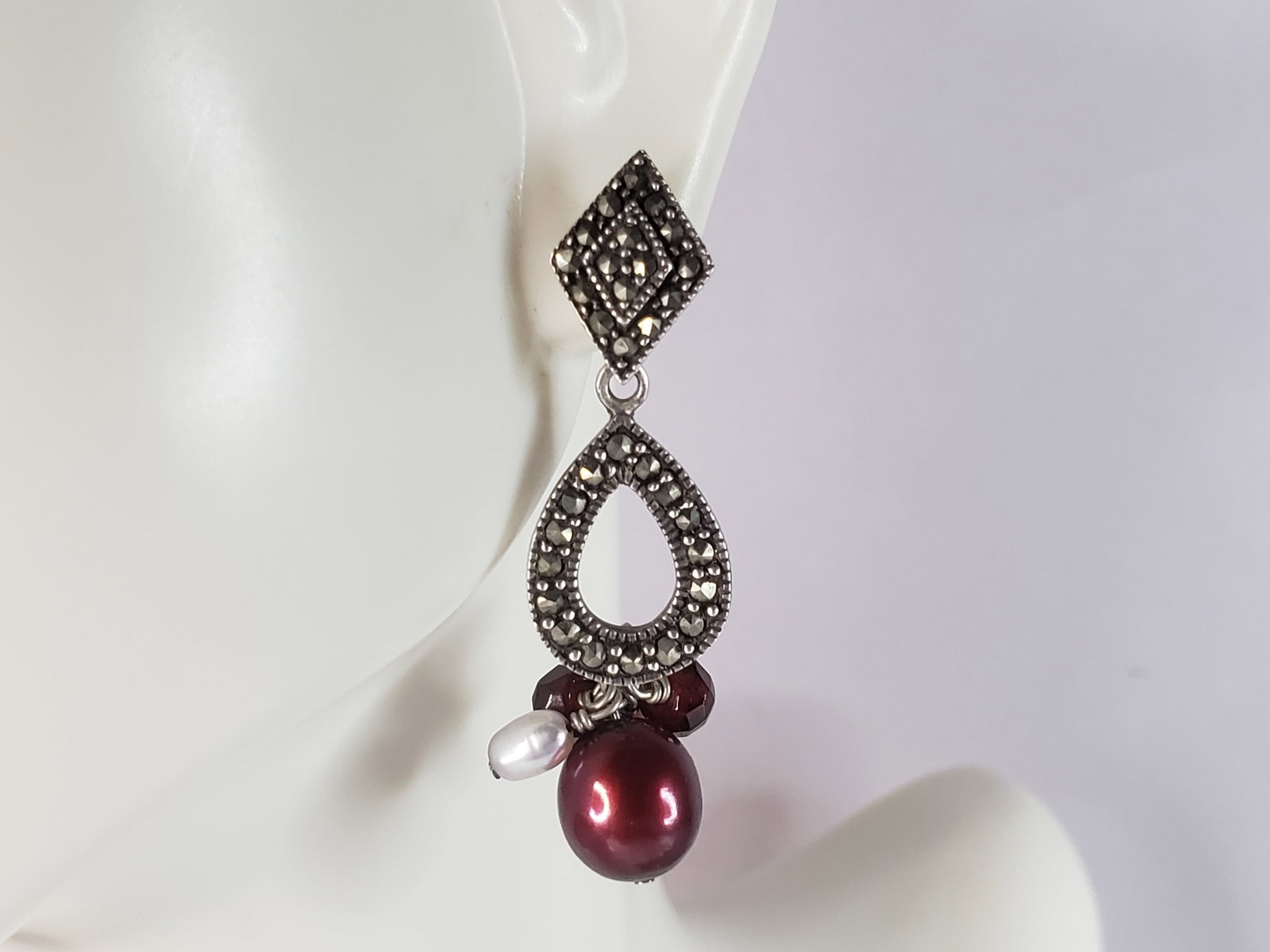 Womens Vintage Estate Sterling Silver Pearl Earrings: A PAIR OF WOMENS STERLING SILVER PEARL EARRINGS. EARRINGS WEIGH 7.8g AND MEASURE 1 1/2" LONG BY 1/2" WIDE. ANY OTHER QUESTIONS, PLEASE DO NOT HESITATE TO ASK. BE SURE TO CHECK OUT SOME OF MY OTHER GRE