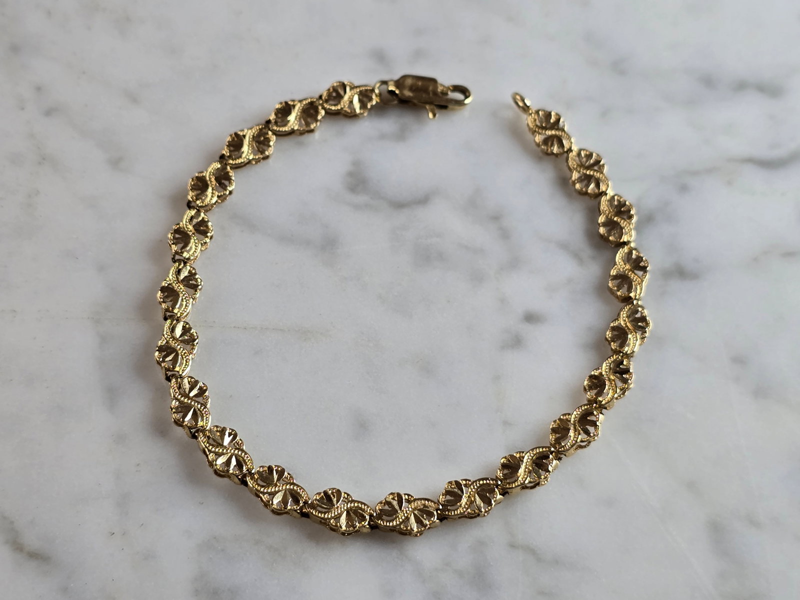 Womens Vintage Estate 14K Gold Filigree Heart Bracelet: A WOMENS VINTAGE ESTATE 14K YELLOW GOLD DIAMOND CUT FILIGREE BRACELET THAT MEASURES 7 5/8" LONG BY ABOUT 3/16" WIDE, AND WEIGHS 6.0g. THIS WOULD MAKE A LOVELY GIFT FOR THAT SOMEONE SPECIAL. ANY QUESTI