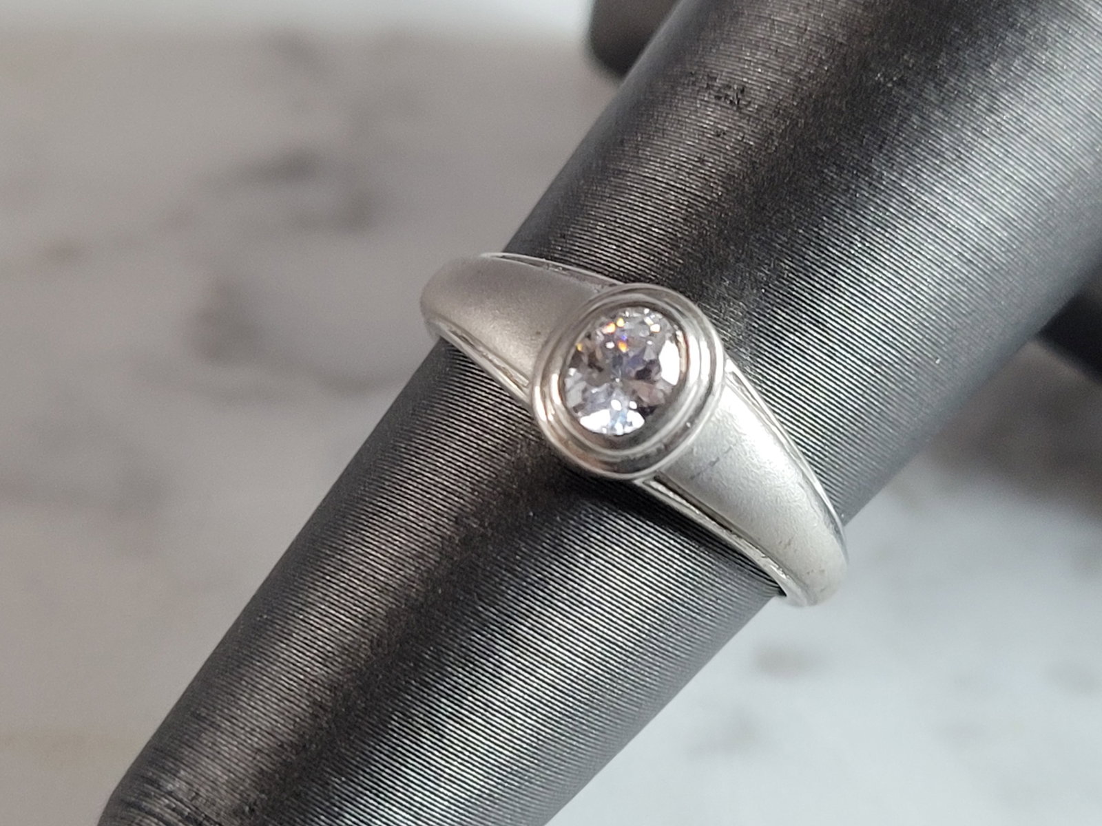 Womens Estate Sterling Silver Modernist CZ Ring: A WOMENS ESTATE STERLING SILVER MODERNIST CZ RING. THE RING WEIGHS 3.0g, AND IS A SIZE 7.0. THE WIDTH OF THE RING IS 1/4". AS YOU MAY BE ABLE TO SEE THE RING HAS A MATTE FINISH ALONG THE SHANK. THIS R