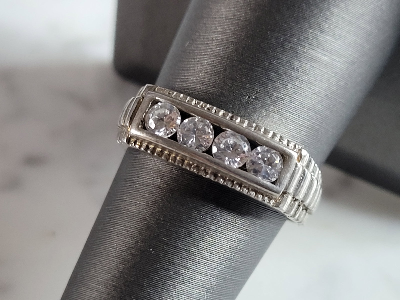 Womens Estate Sterling Silver Modernist CZ Ring: A WOMENS ESTATE STERLING SILVER MODERNIST CZ RING. THE RING WEIGHS 4.0g, AND IS A SIZE 6.5. THE WIDTH OF THE RING IS 1/4". THIS RING WOULD MAKE A GREAT GIFT FOR SOMEONE SPECIAL. ANY QUESTIONS PLEASE D
