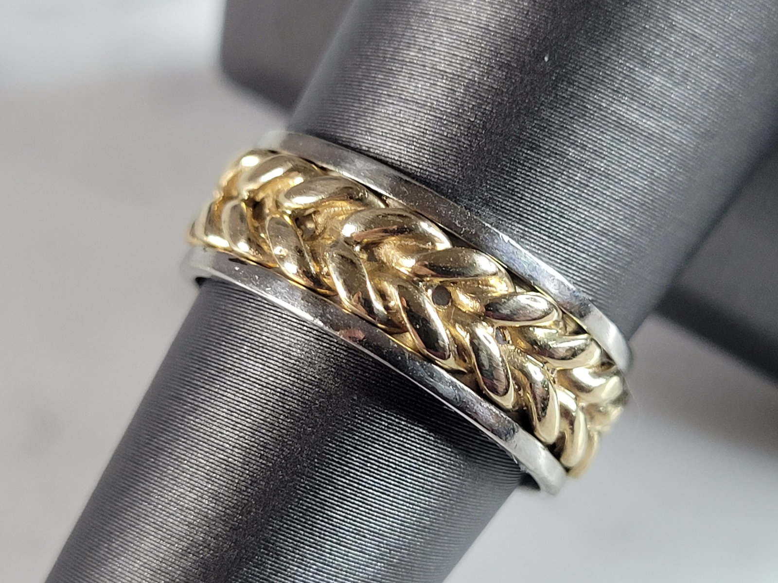 Mens Vintage Estate 14K White & Yellow Gold Wedding Band Ring: A MENS WHITE AND YELLOW 14K GOLD WEDDING BAND. THE RING WEIGHS 6.4g. THE SIZE OF THE RING IS AN 8.0, AND IS 1/4" WIDE. RING IS MARKED ON THE INSIDE OF THE BAND. ANY QUESTIONS PLEASE DO NOT HESITATE TO