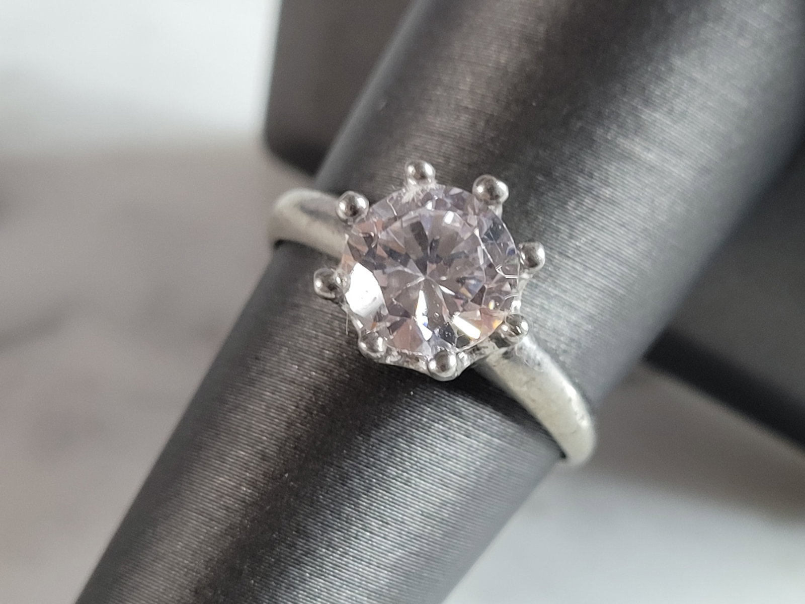 Womens Estate Sterling Silver Modernist CZ Ring: A WOMENS ESTATE STERLING SILVER MODERNIST CZ RING. THE RING WEIGHS 2.6g, AND IS A SIZE 7.75. THE WIDTH OF THE RING IS 3/8". THIS RING WOULD MAKE A GREAT GIFT FOR SOMEONE SPECIAL. ANY QUESTIONS PLEASE 