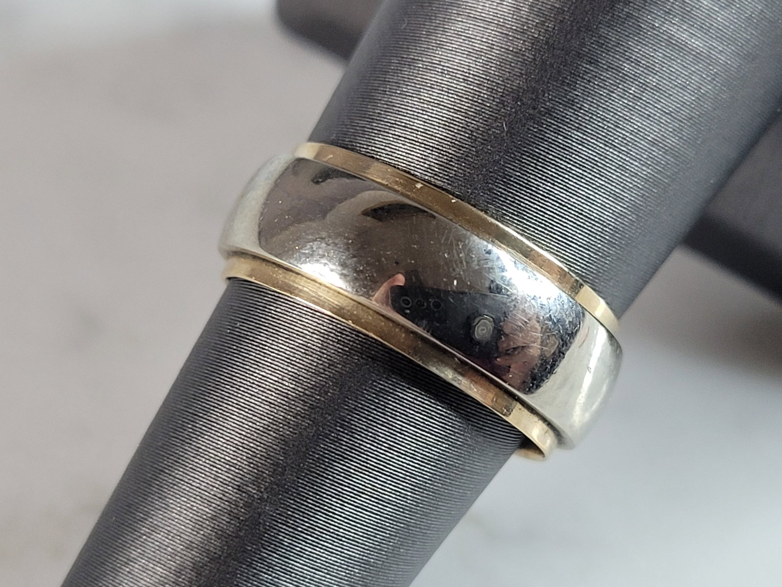 Mens Vintage Estate 14K White & Yellow Gold Wedding Band Ring: A MENS WHITE AND YELLOW 14K GOLD WEDDING BAND. THE RING WEIGHS 6.4g. THE SIZE OF THE RING IS A 7.25, AND IS 1/4" WIDE. RING IS NOT MARKED BUT IT HAS BEEN TESTED AND IS GUARANTEED TO BE AS DESCRIBED. A