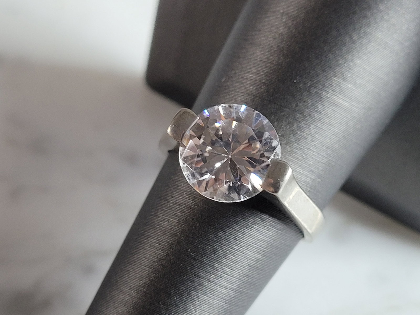 Womens Estate Sterling Silver Modernist CZ Ring: A WOMENS ESTATE STERLING SILVER MODERNIST CZ RING. THE RING WEIGHS 4.5g, AND IS A SIZE 7.5. THE WIDTH OF THE RING IS 3/8". THIS RING WOULD MAKE A GREAT GIFT FOR SOMEONE SPECIAL. ANY QUESTIONS PLEASE D