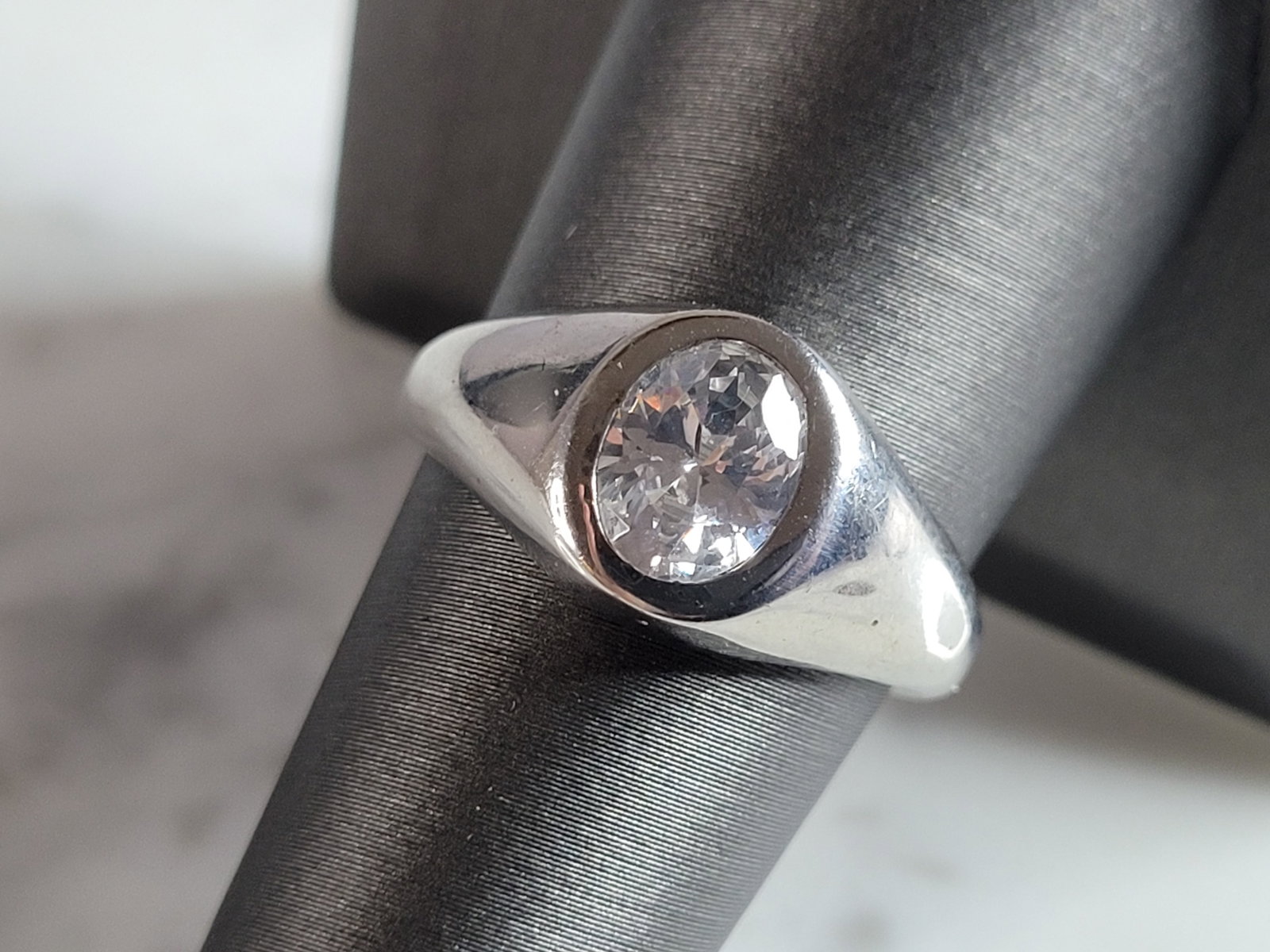 Womens Estate Sterling Silver Modernist CZ Ring: A WOMENS ESTATE STERLING SILVER MODERNIST CZ RING. THE RING WEIGHS 4.7g, AND IS A SIZE 7.5. THE WIDTH OF THE RING IS 3/8". THIS RING WOULD MAKE A GREAT GIFT FOR SOMEONE SPECIAL. ANY QUESTIONS PLEASE D
