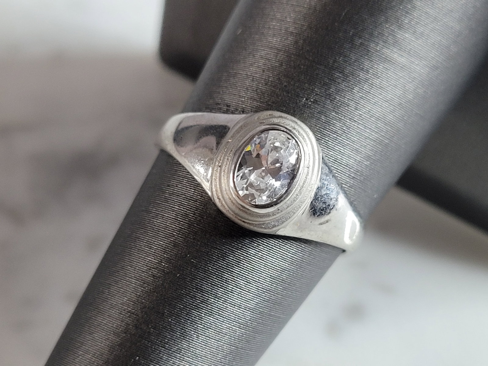 Womens Estate Sterling Silver Modernist CZ Ring: A WOMENS ESTATE STERLING SILVER MODERNIST CZ RING. THE RING WEIGHS 2.4g, AND IS A SIZE 6.0. THE WIDTH OF THE RING IS 3/8". THIS RING WOULD MAKE A GREAT GIFT FOR SOMEONE SPECIAL. ANY QUESTIONS PLEASE D