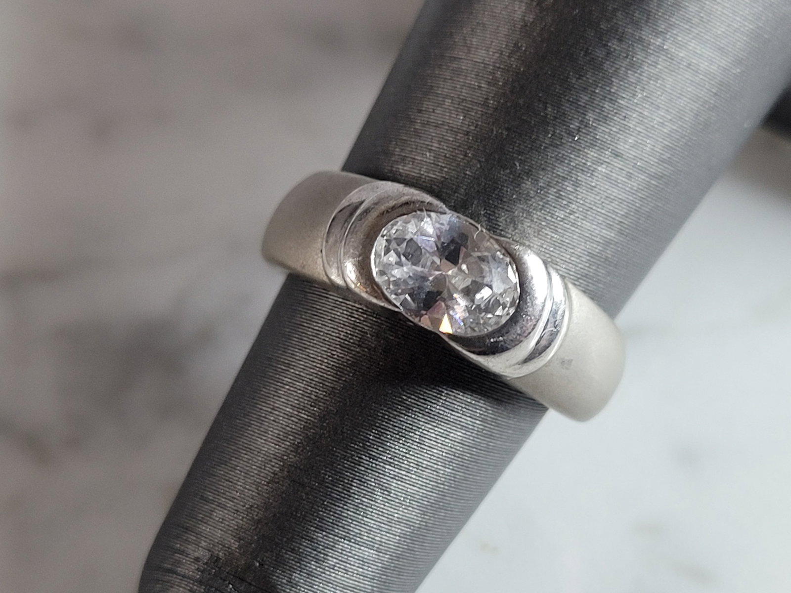 Womens Estate Sterling Silver Modernist CZ Ring: A WOMENS ESTATE STERLING SILVER MODERNIST CZ RING. THE RING WEIGHS 5.0g, AND IS A SIZE 5.0. THE WIDTH OF THE RING IS 1/4". AS YOU MAY BE ABLE TO SEE THE RING HAS A MATTE FINISH. THIS RING WOULD MAKE A