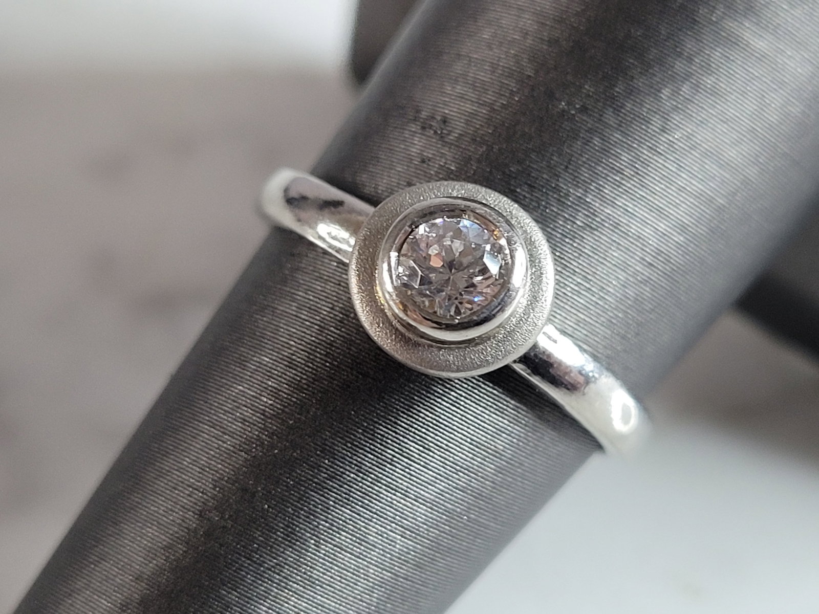 Womens Estate Sterling Silver Modernist CZ Ring: A WOMENS ESTATE STERLING SILVER MODERNIST CZ RING. THE RING WEIGHS 2.6g, AND IS A SIZE 7.25. THE WIDTH OF THE RING IS 1/4". THIS RING WOULD MAKE A GREAT GIFT FOR SOMEONE SPECIAL. ANY QUESTIONS PLEASE 
