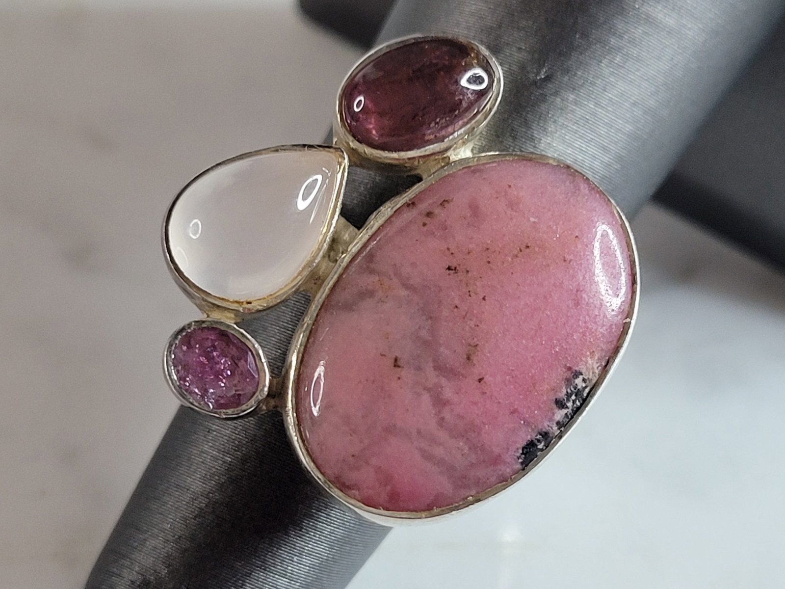 Womens Vintage Estate Sterling Silver Rhodonite Ring: A WOMENS VINTAGE ESTATE STERLING SILVER RHODONITE RING THAT WEIGHS 8.8g. THE RING IS A SIZE 6.25 BUT CAN BE ADJUSTED. THE WIDTH OF THE RING IS 1". THIS WOULD MAKE A NICE GIFT FOR THAT SOMEONE SPECIAL.