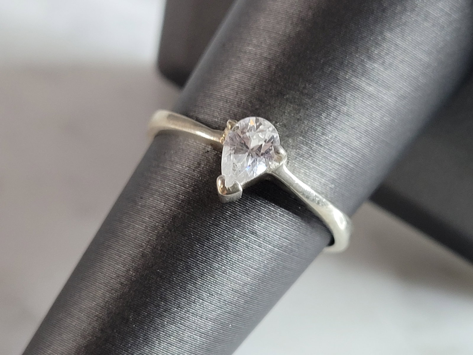 Womens Estate Sterling Silver CZ Ring: A WOMENS ESTATE STERLING SILVER MODERNIST CZ RING. THE RING WEIGHS 2.3g, AND IS A SIZE 8.25. THE WIDTH OF THE RING IS 1/4". THIS RING WOULD MAKE A GREAT GIFT FOR SOMEONE SPECIAL. ANY QUESTIONS PLEASE 