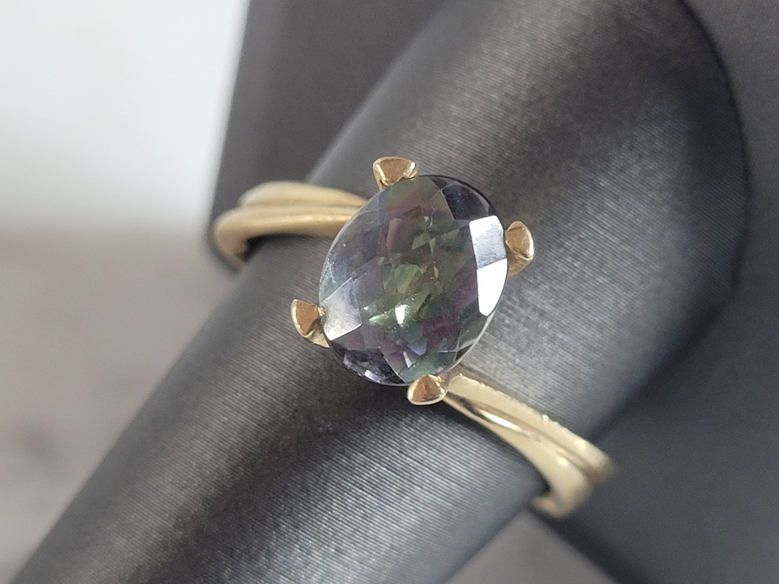 Womens Vintage Estate 14K Yellow Gold Mystic Topaz Ring: A WOMENS VINTAGE ESTATE 14K YELLOW GOLD MYSTIC TOPAZ RING. THE RING WEIGHS 5.0g AND IS A SIZE 10.5. THE WIDTH OF THE RING IS 3/8". ANY QUESTIONS PLEASE DO NOT HESITATE TO ASK. BE SURE TO CHECK OUT SOM