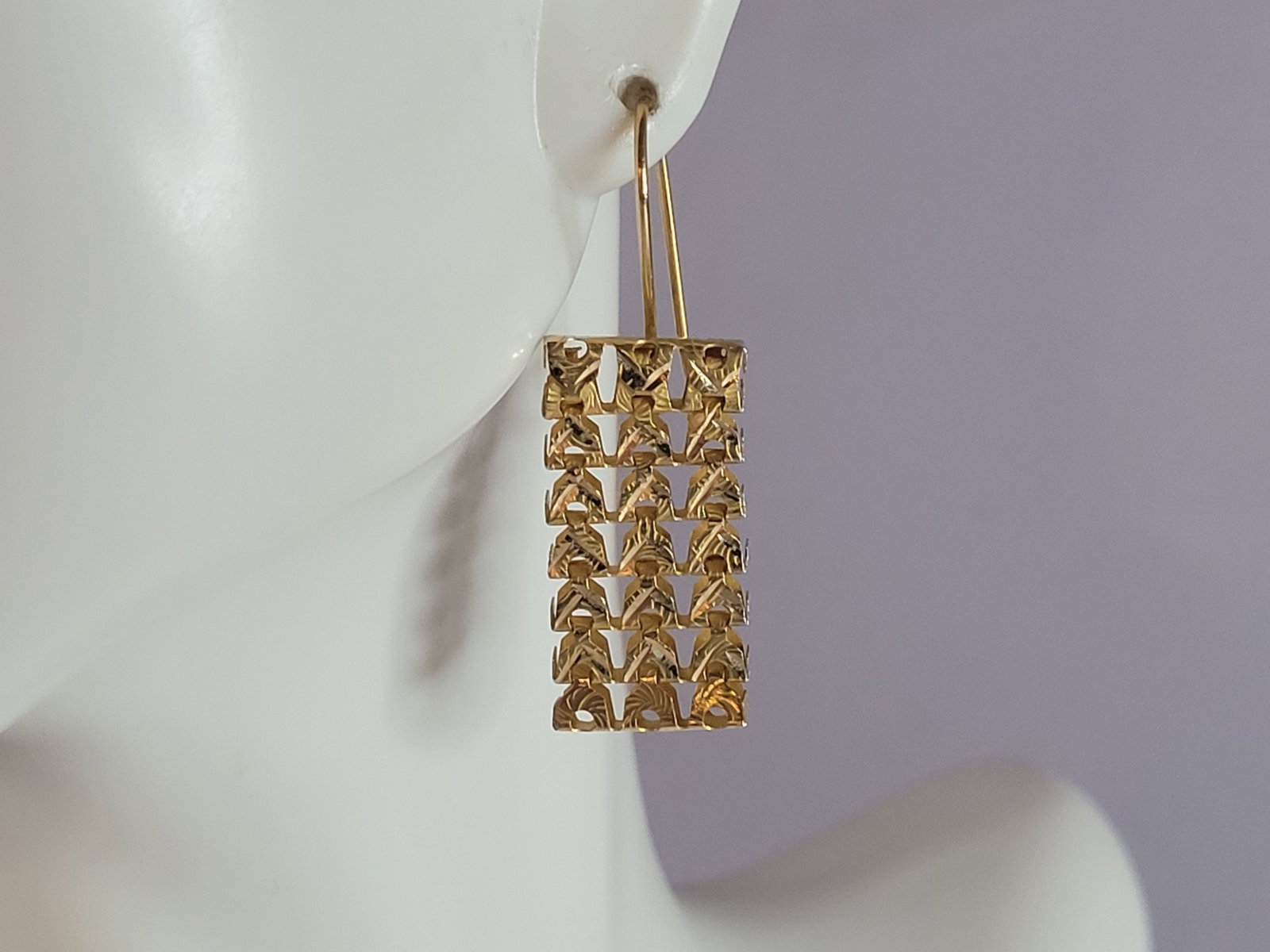 Pr Womens Vintage Estate 14K Yellow Gold Filigree Dangle Earrings: A LOVELY PAIR OF WOMENS VINTAGE ESTATE 14K YELLOW GOLD FILGREE DANGLE EARRINGS. THE EARRINGS WEIGH 3.6g, AND MEASURE 1 1/4" BY 1/2". EARRINGS ARE NOT MARKED, BUT HAVE BEEN TESTED AND ARE GUARANTEED TO