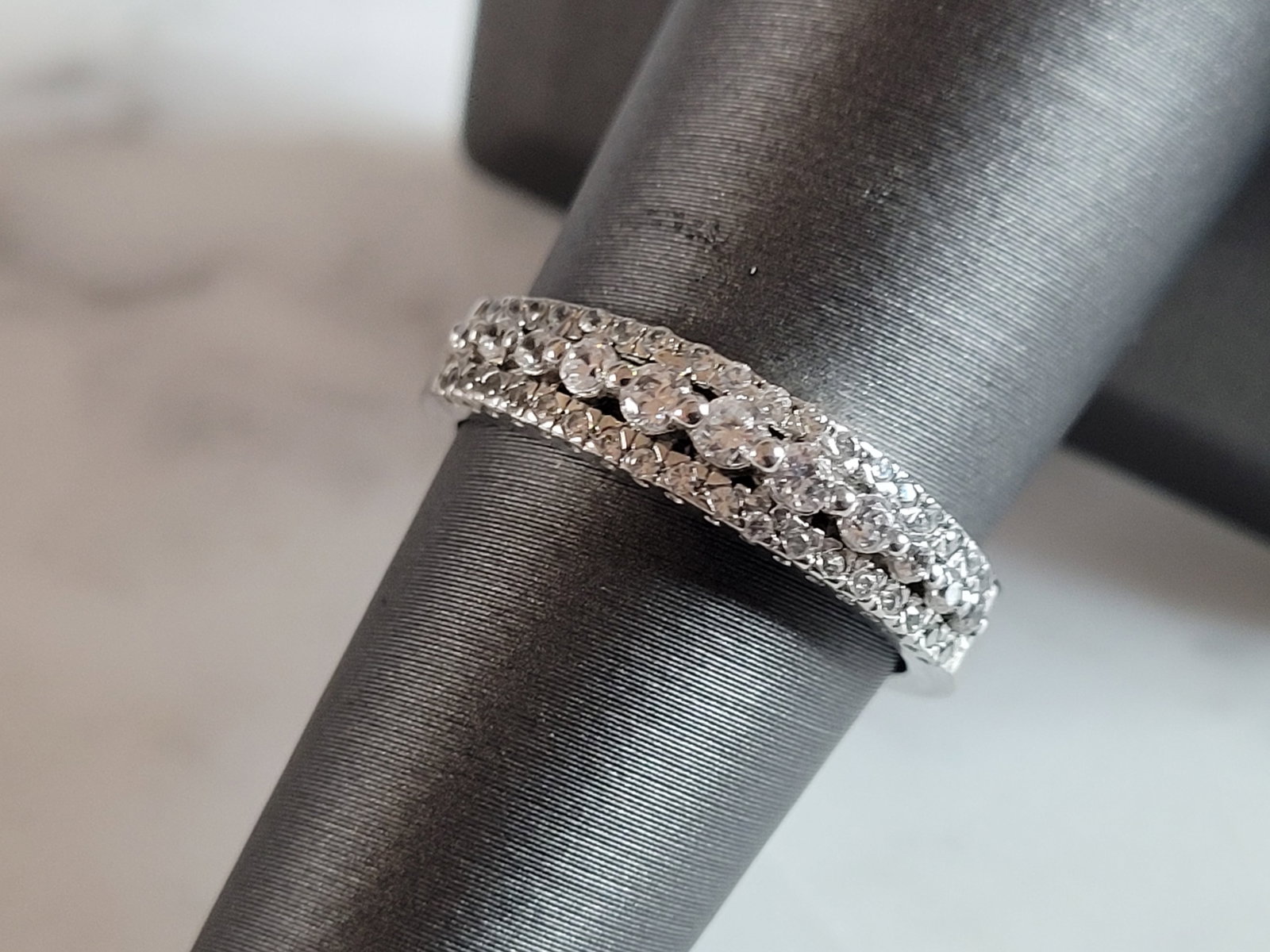 Womens Estate Sterling Silver CZ Ring: A WOMENS ESTATE STERLING SILVER CZ RING THAT WEIGHS 2.2g. THE RING IS A SIZE 6.75, AND MEASURES ABOUT 1/4" WIDE. THIS WOULD MAKE A NICE GIFT FOR THAT SOMEONE SPECIAL. ANY QUESTIONS PLEASE DO NOT HESIT