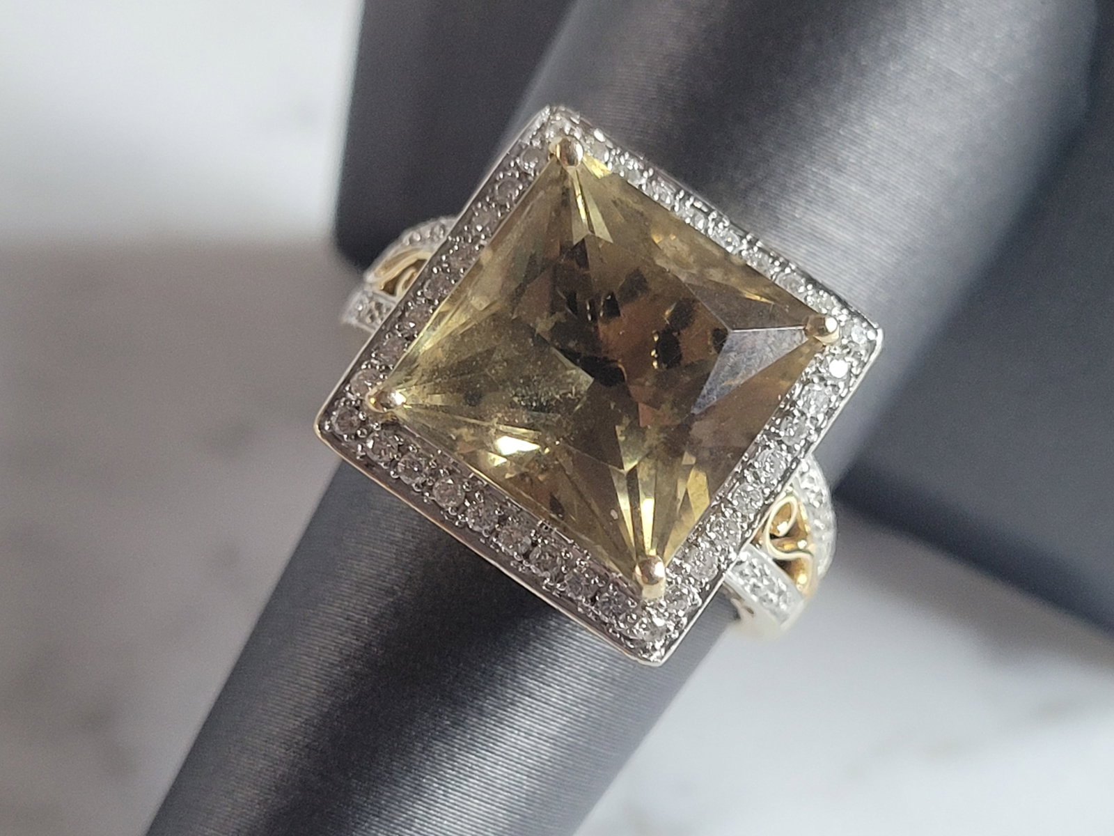 Womens Vintage Estate 14K Gold Beryl Diamond Ring: A WOMENS VINTAGE ESTATE 14K YELLOW GOLD DIAMOND RING WITH A GOLDEN BERYL LIKE STONE. THE TOTAL WEIGHT IS 8.0g. THE RING SIZE IS AN 8.0. THERE ARE ABOUT .44cts OF DIAMONDS. RING IS MARKED 14k. WIDTH OF
