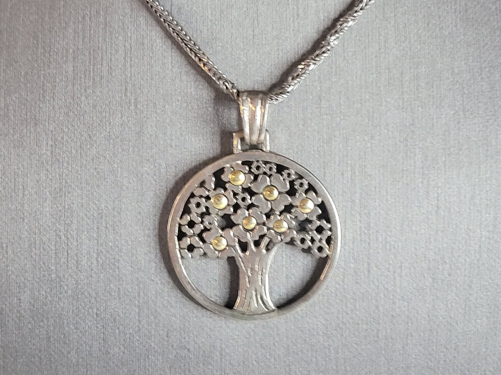 Womens Vintage Sterling Silver Tree Of Life Pendant Necklace: A WOMENS VINTAGE ETATE STERLING SILVER NECKLACE WITH "TREE OF LIFE" PENDANT. THE PENDANT IS NOT MARKED BUT IT HAS BEEN TESTED. THE TOTAL WEIGHT OF NECKLACE AND PENDANT IS 16.6g. THE NECKLACE MEASURES 