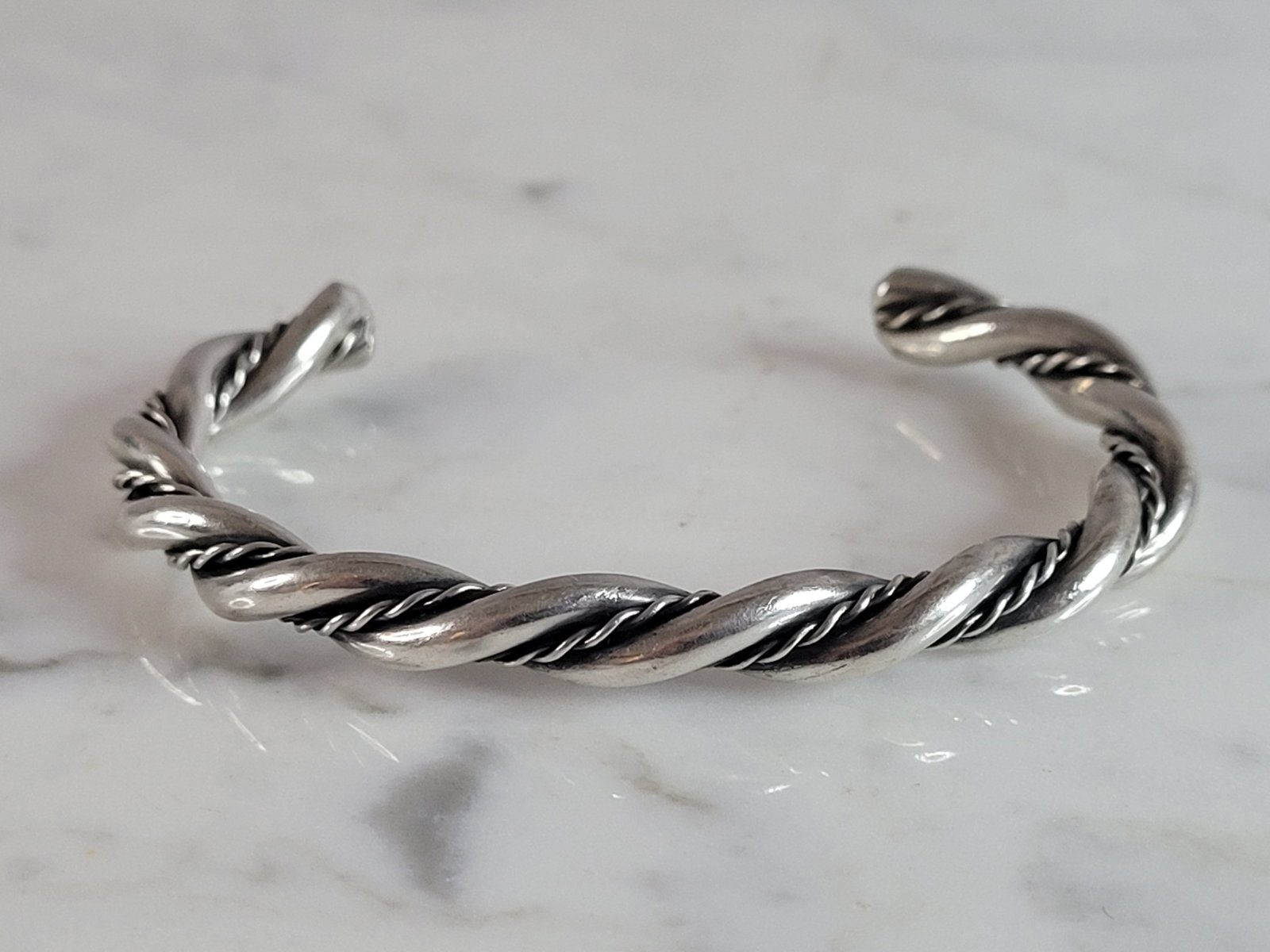 Womens Vintage Estate Sterling Silver Cuff Bracelet: A VINTAGE ESTATE STERLING CUFF BRACELET. THE BRACELET WEIGHS 27.5g AND IS ABOUT 1/4" WIDE. THE INNER CIRCUMFERENCE IS 6". ANY QUESTIONS PLEASE DO NOT HESITATE TO ASK. BE SURE TO CHECK OUT SOME OF OUR 