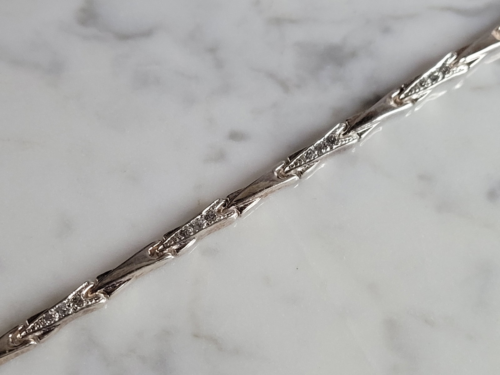 Womens Vintage Estate Sterling Silver CZ Bracelet: A WOMENS VINTAGE ESTATE STERLING SILVER CZ BRACELET. BRACELET MEASURES 7 1/2" LONG BY 1/8" WIDE, AND WEIGHS 7.0g. THIS WOULD MAKE A LOVELY GIFT FOR THAT SOMEONE SPECIAL. ANY QUESTIONS, PLEASE DON'T HE