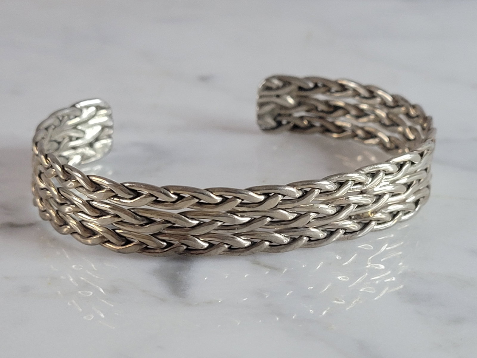 Womens Vintage Estate Sterling Silver Cuff Bracelet: A WOMENS VINTAGE ESTATE STERLING CUFF BRACELET. THE BRACELET WEIGHS 18.2g AND MEASURES 3/8" WIDE, WITH AN INNER CIRCUMFERENCE OF 7 1/2". ANY QUESTIONS PLEASE DO NOT HESITATE TO ASK. BE SURE TO CHECK O