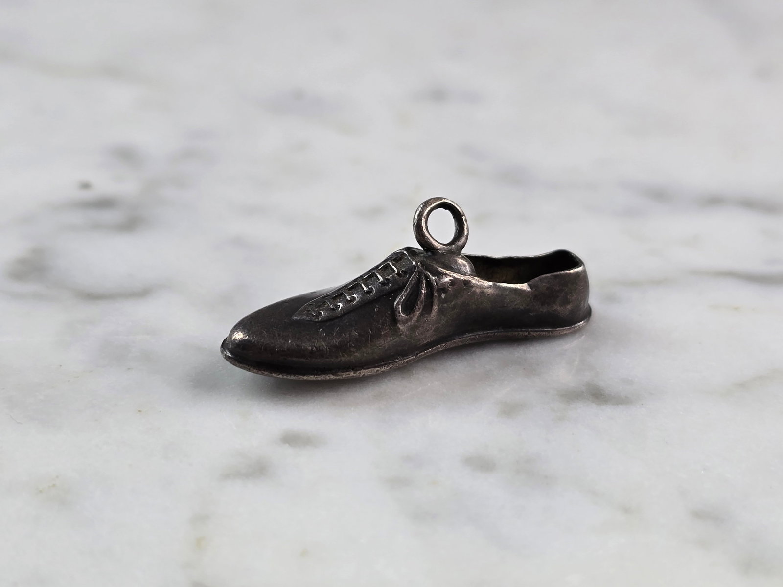 Womens Vintage Estate Sterling Silver Golf Shoe Charm: A WOMEN'S VINTAGE ESTATE STERLING SILVER GOLF SHOE CHARM . CHARM MEASURES 1 1/8" LONG BY 3/8" WIDE AND WEIGHS 2.9g. MAKES A GREAT GIFT FOR THAT SOMEONE SPECIAL. IF ANY QUESTIONS, PLEASE ASK. BE SURE T